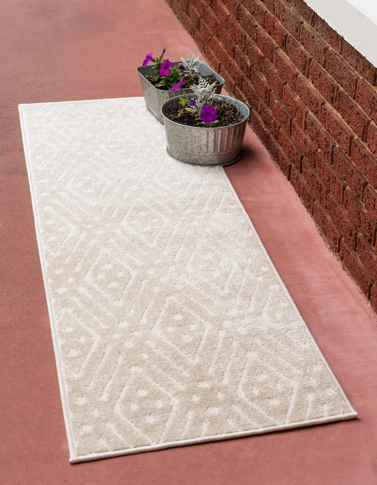 Unique Loom Ella Sabrina Soto Outdoor 2 X 6 (ft) Beige Indoor/Outdoor  Geometric French Country Runner Rug in the Rugs department at Lowes.com