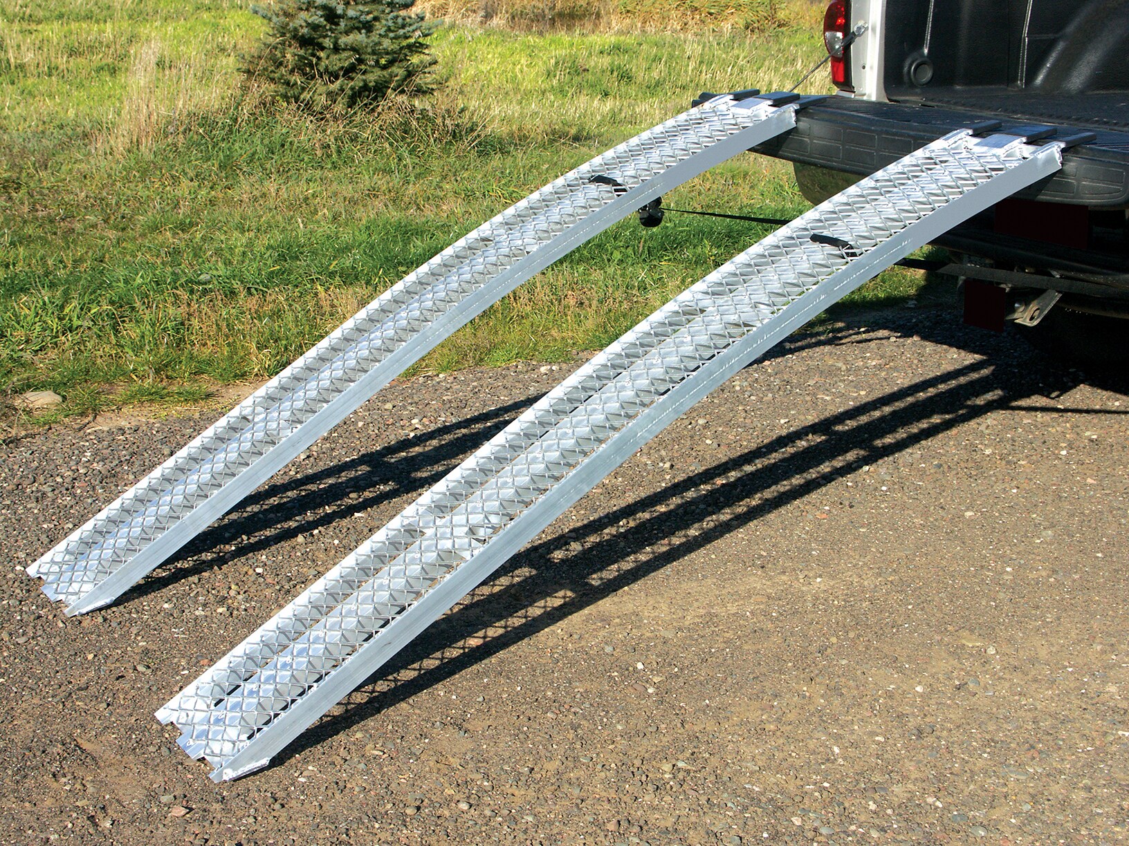 Yutrax 1ft x 6.916ft 2,500lb Capacity Arched Aluminum Loading Ramp