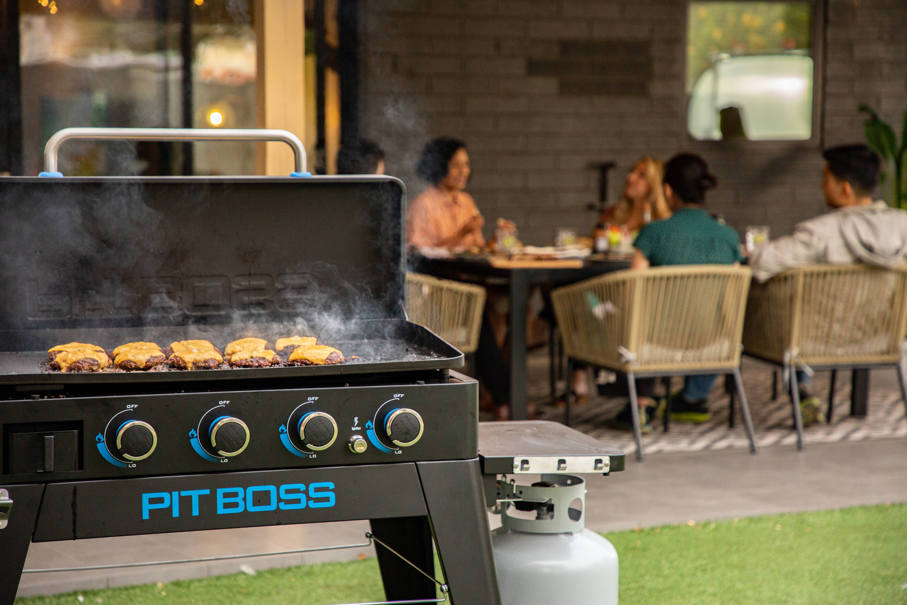 Pit Boss Ultimate 4Burner Liquid Propane Flat Top Grill in the Flat