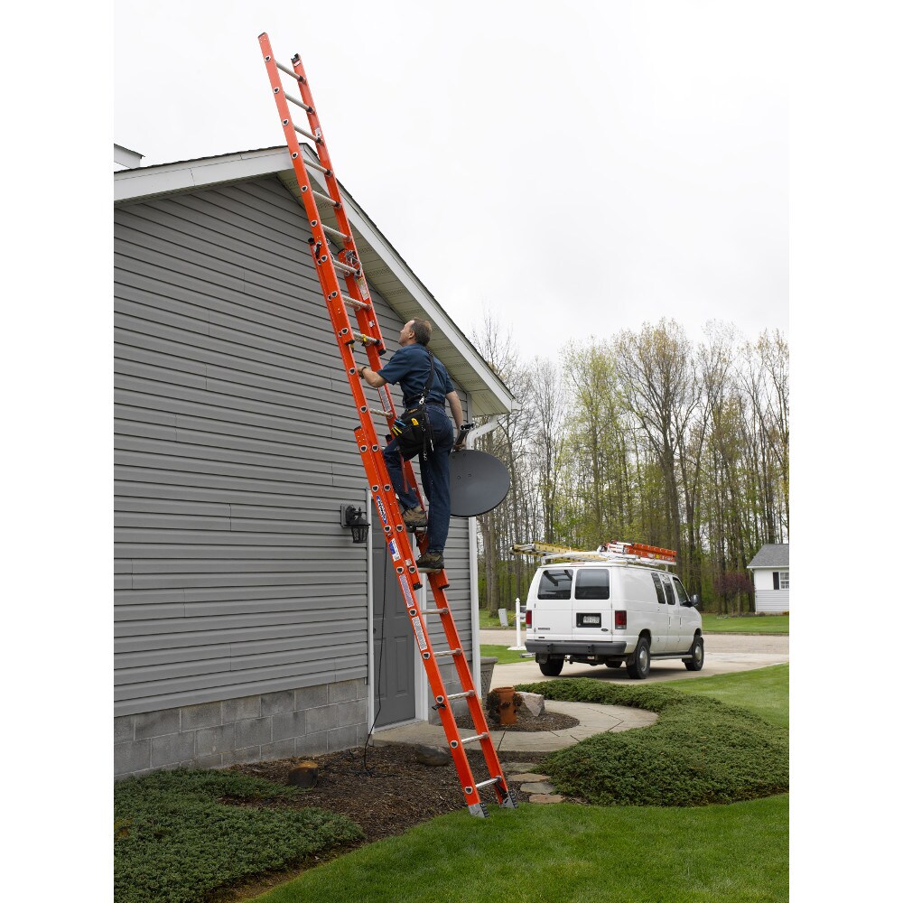 Werner D6200 3 Fiberglass 24 Ft Type 1a 300 Lbs Capacity Extension Ladder In The Extension