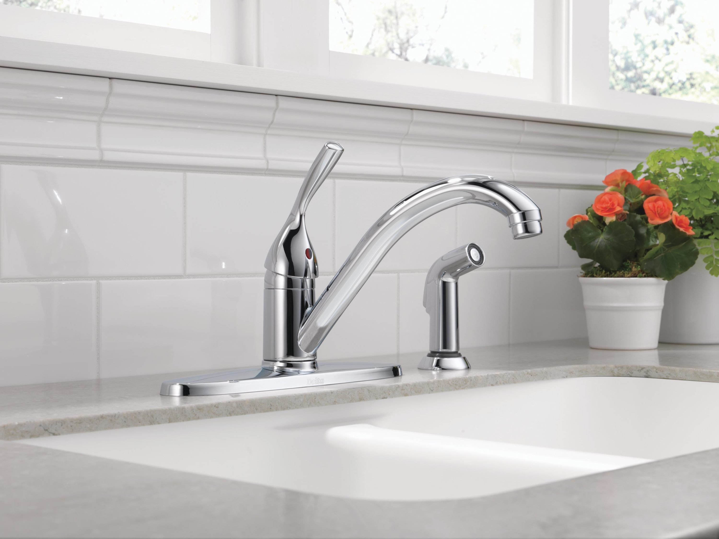 Delta Classic Chrome Single Handle Low-arc Kitchen Faucet (Deck Plate Included)