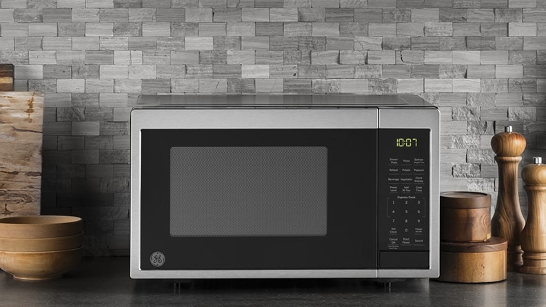 https://mobileimages.lowes.com/marketingimages/32de7875-4096-4f19-82b1-544b1afcf831/hero-best-small-microwave-buying-guide.png?scl=1