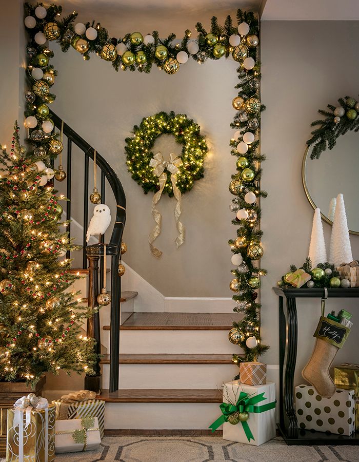 Christmas Decorating For Staircases