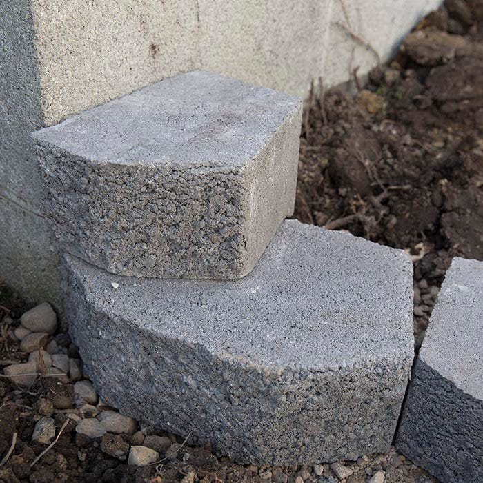 How To Build A Block Retaining Wall, How To Lay Garden Wall Blocks