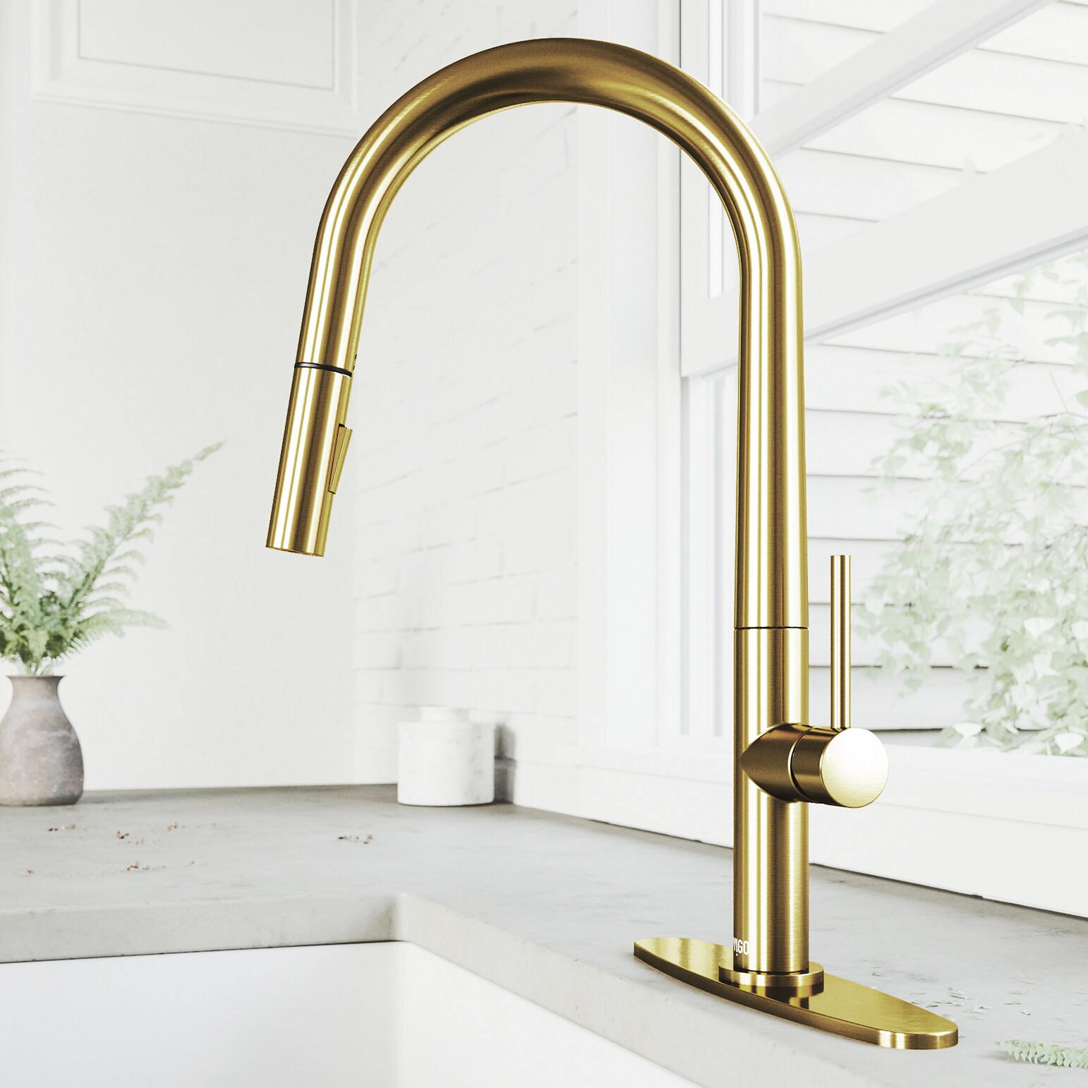 VIGO Greenwich Matte Brushed Gold Single Handle Pull-down Kitchen ...