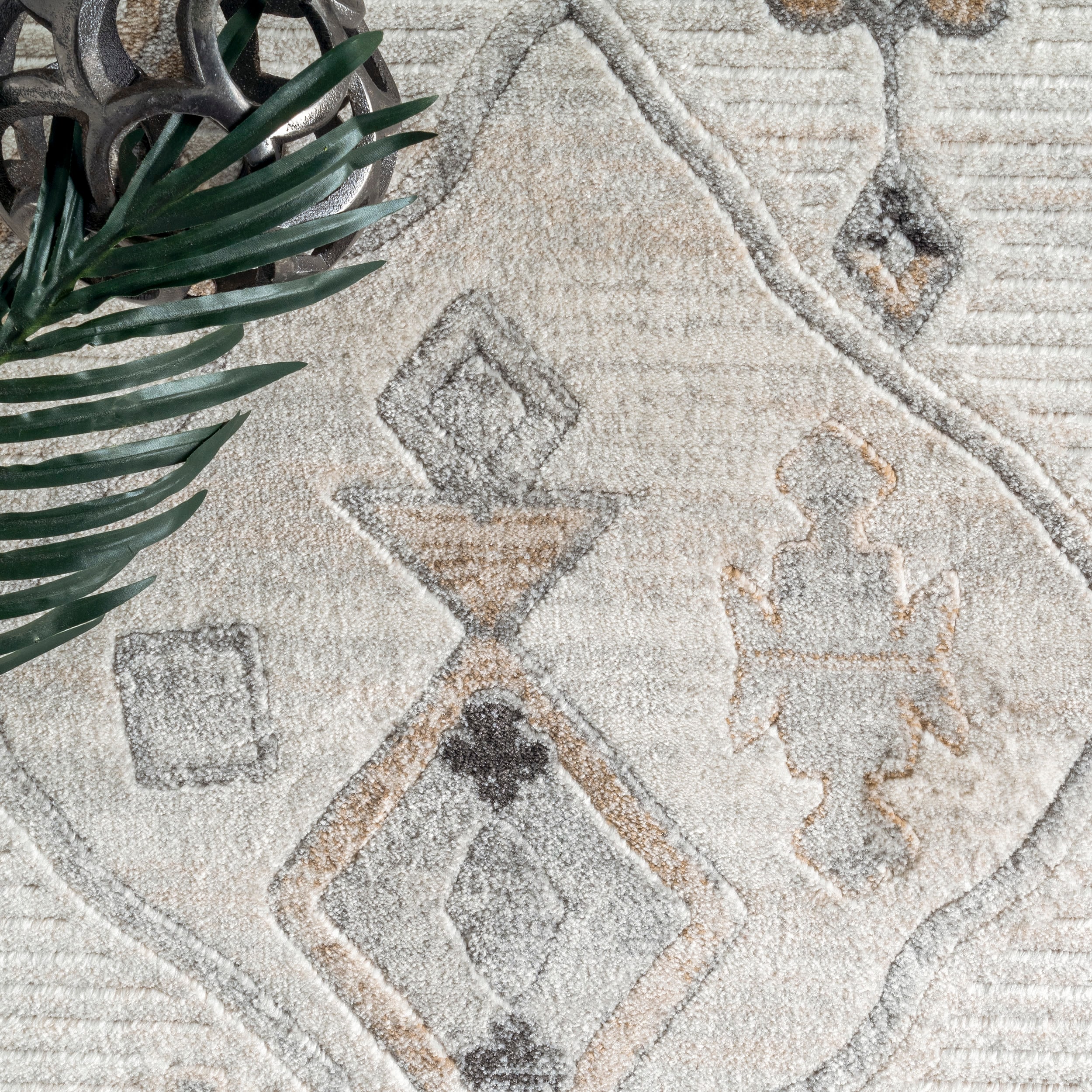 Hunter Ivory and Gray Synthetic Tribal Area Rug 2' x 3'