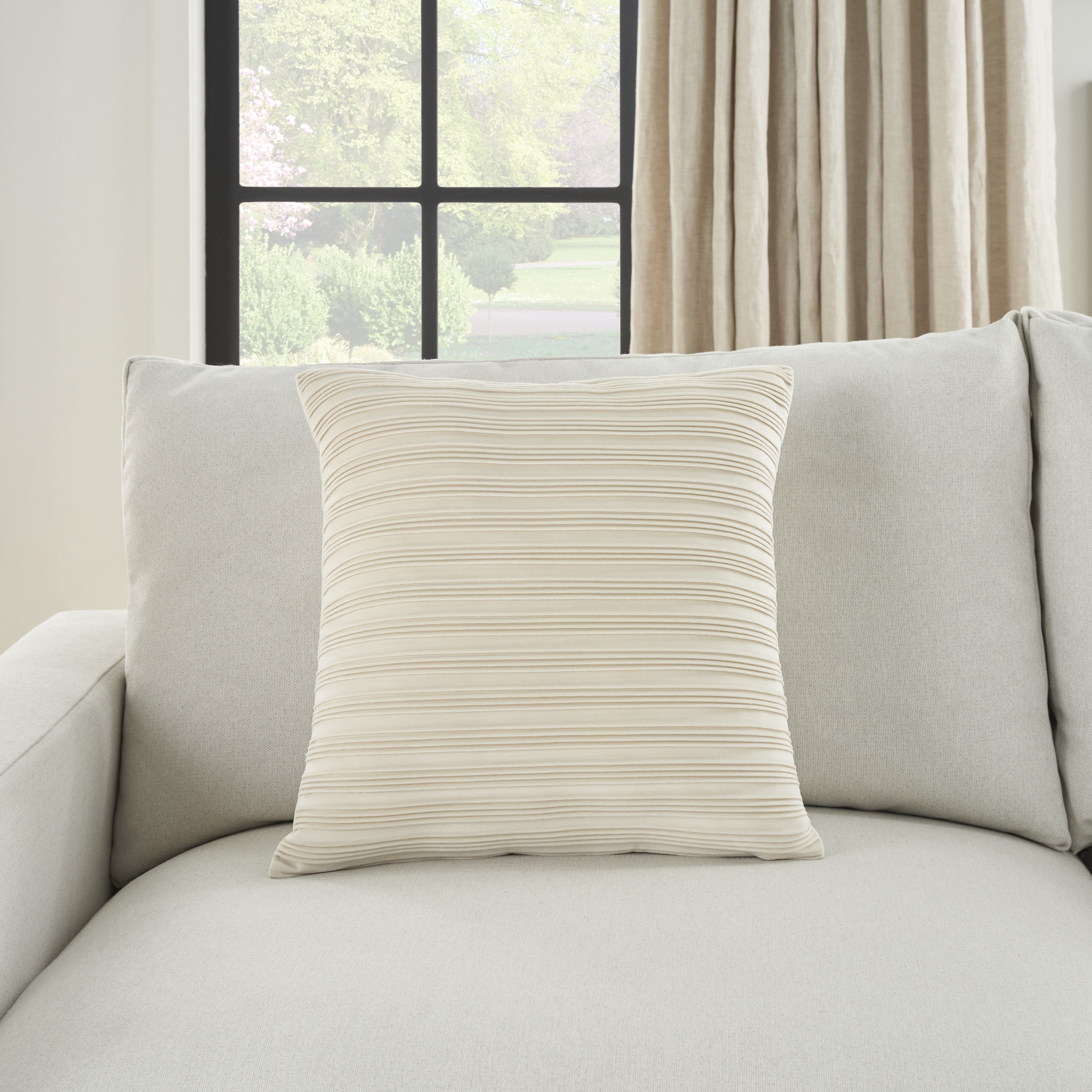 Waverly Waverly Indoor Plw 18-in x 18-in Ivory Indoor Decorative Pillow ...