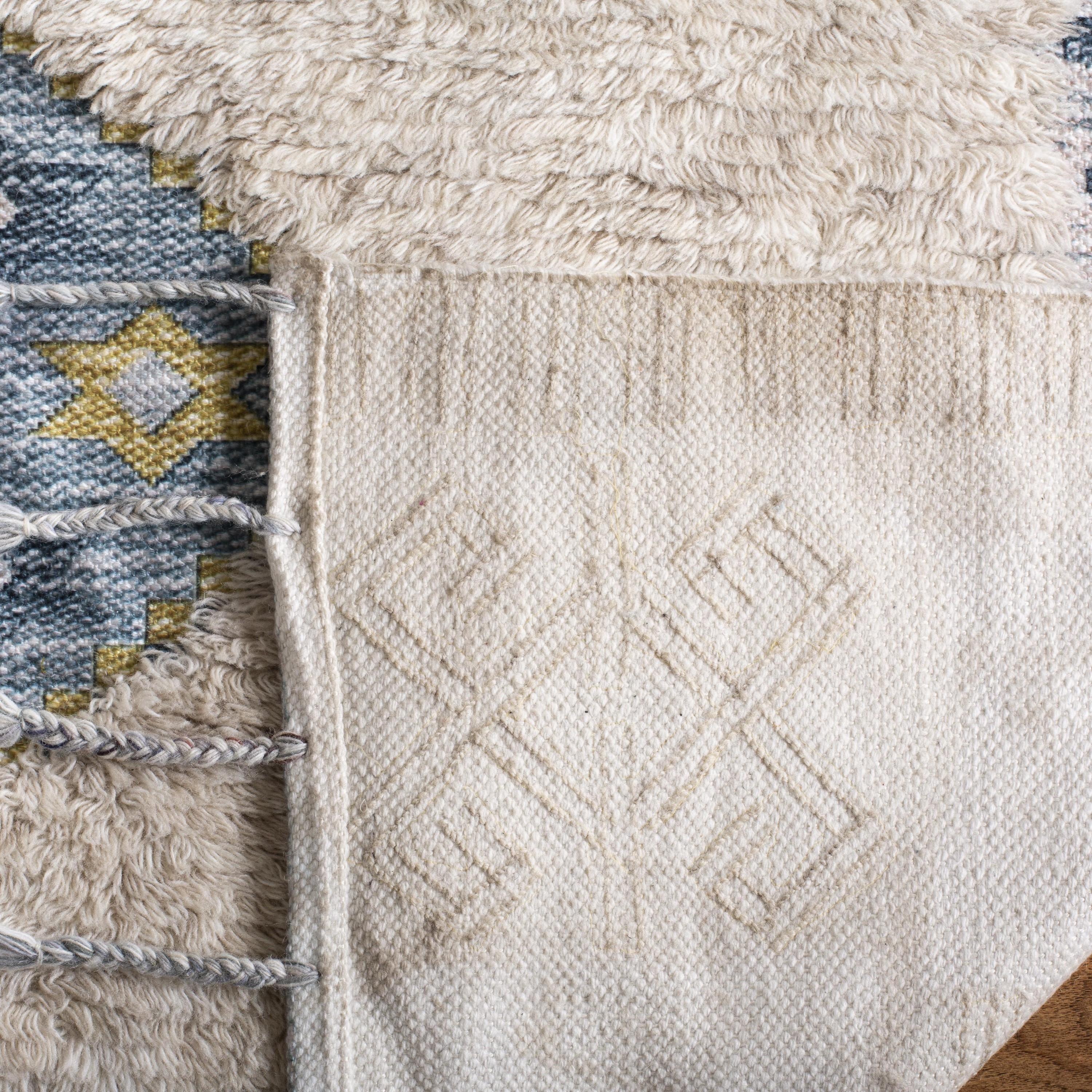 Safavieh Saffron Blue Beige Wool Geometric Area Rug 3' x 5'
