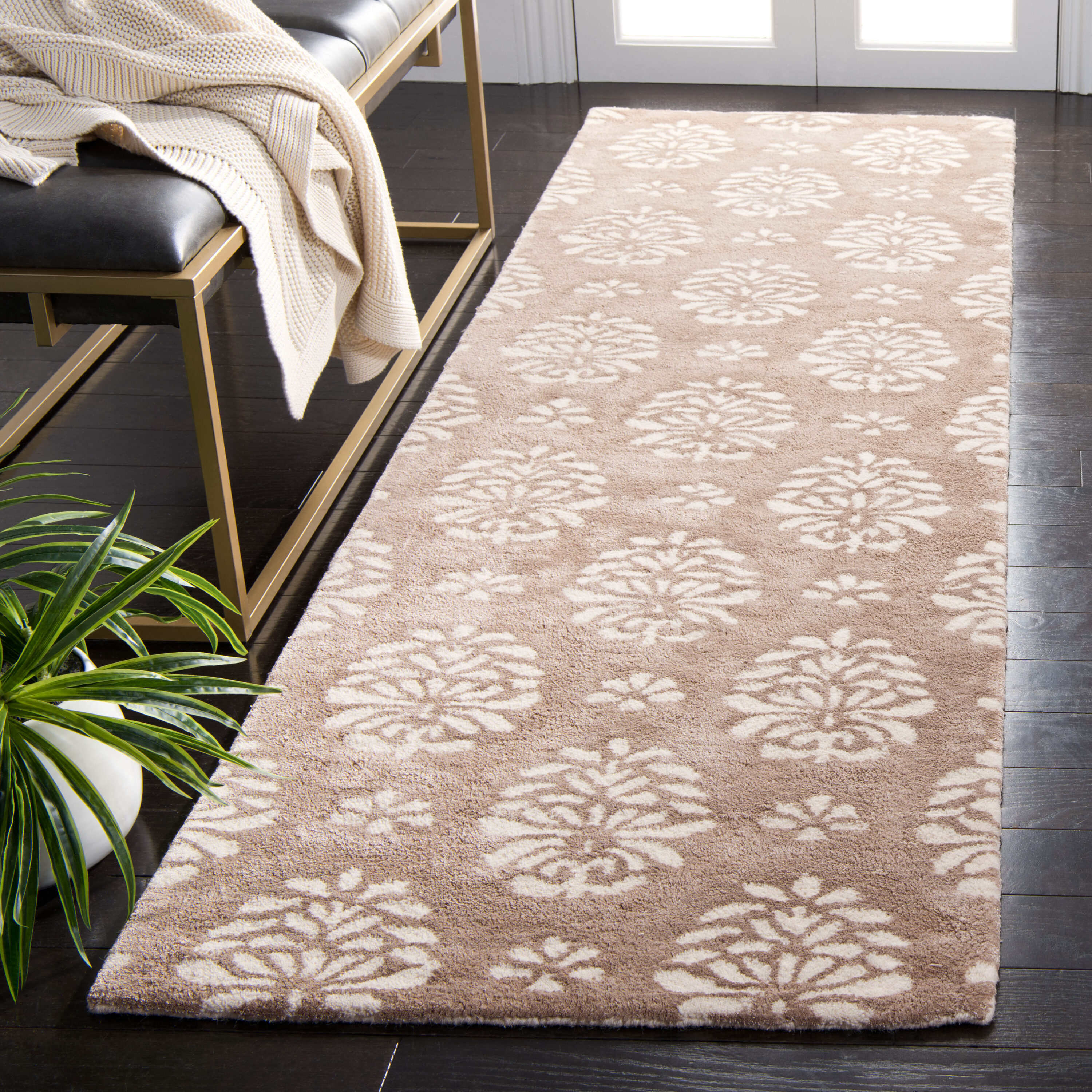 Safavieh Soh514 Beige/Ivory Traditional 2ft-6in x 8ft Runner Rug #SOH514A-28