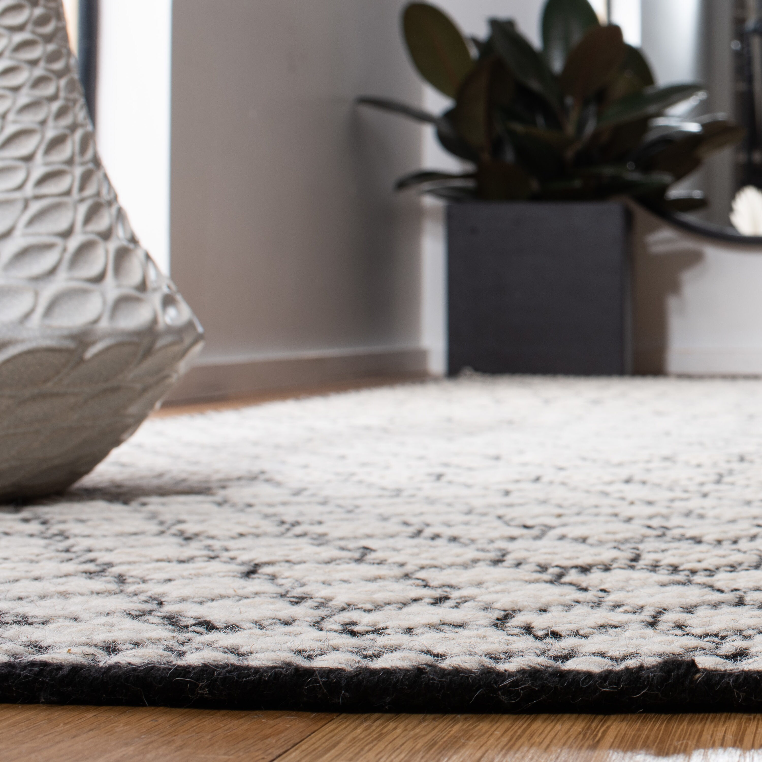 Kilim KLM376 Hand Woven Area Rug - Black/Ivory - 8'x10' - Safavieh.
