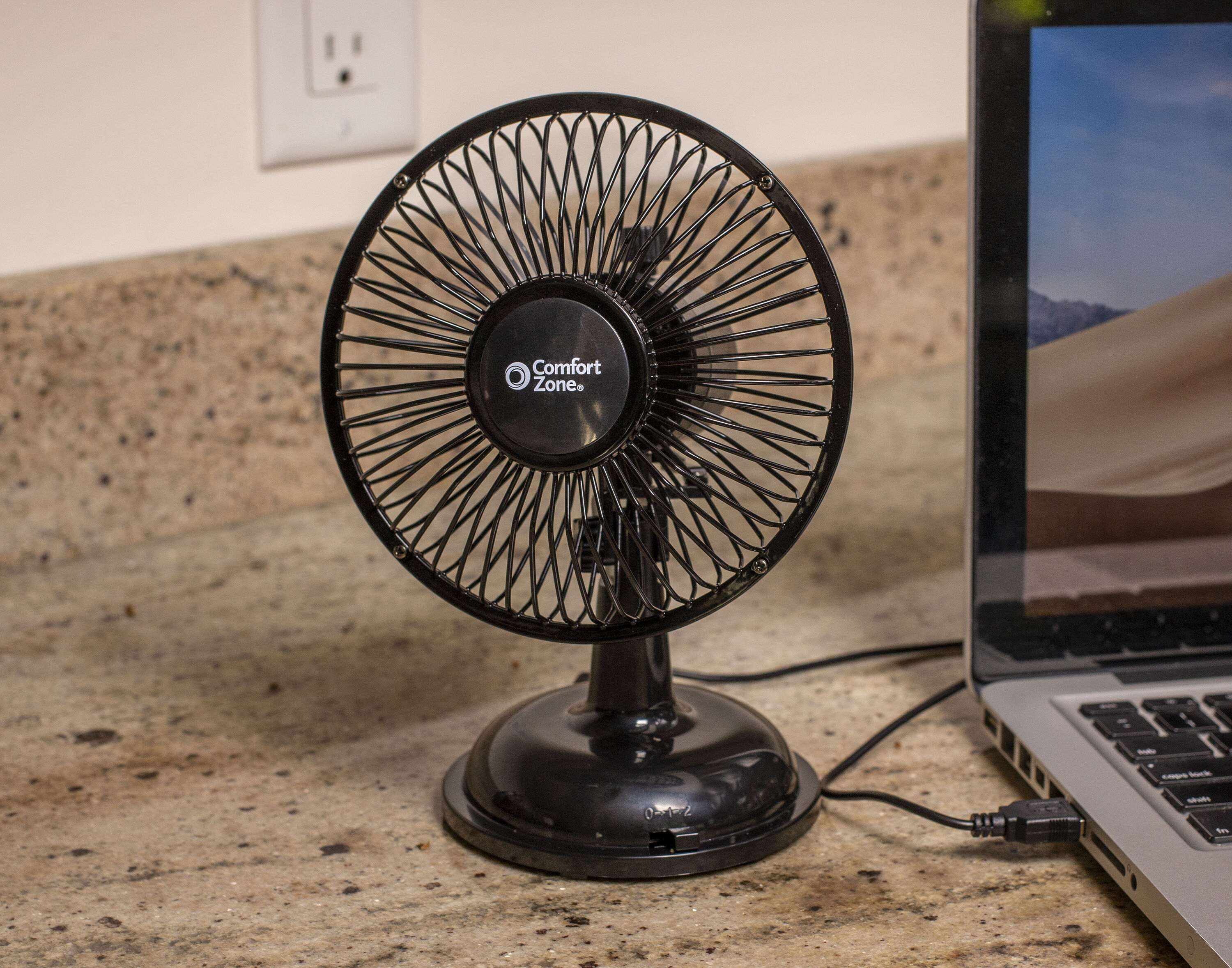 Comfort Zone 5 In Oscillating Desk Fan With Dual Battery And Usb Power In Black In The Portable Fans Department At Lowes Com
