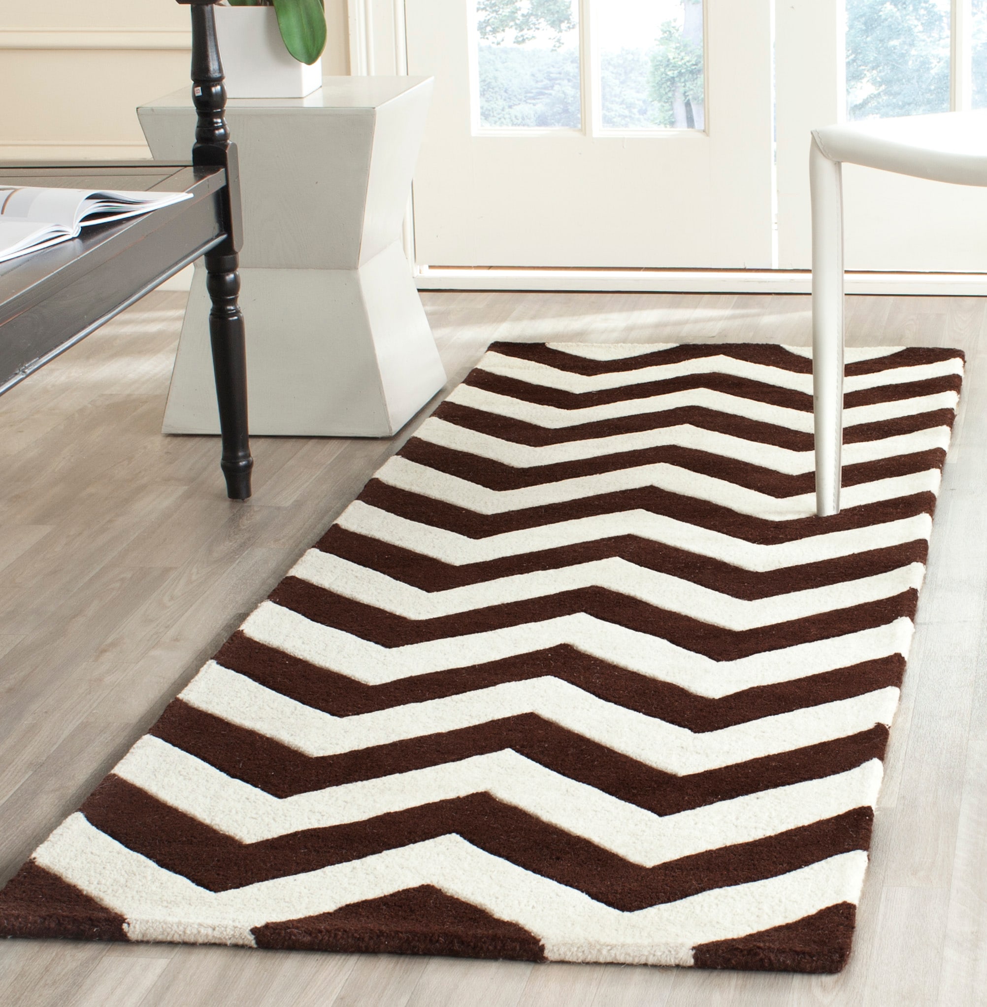  Cht715 Brown/Ivory Contemporary 2ft-3in x 7ft Runner Rug