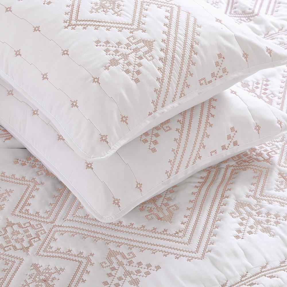 Brielle Home Cross Stitch 4-Piece Coral Full/Queen Quilt Set in the