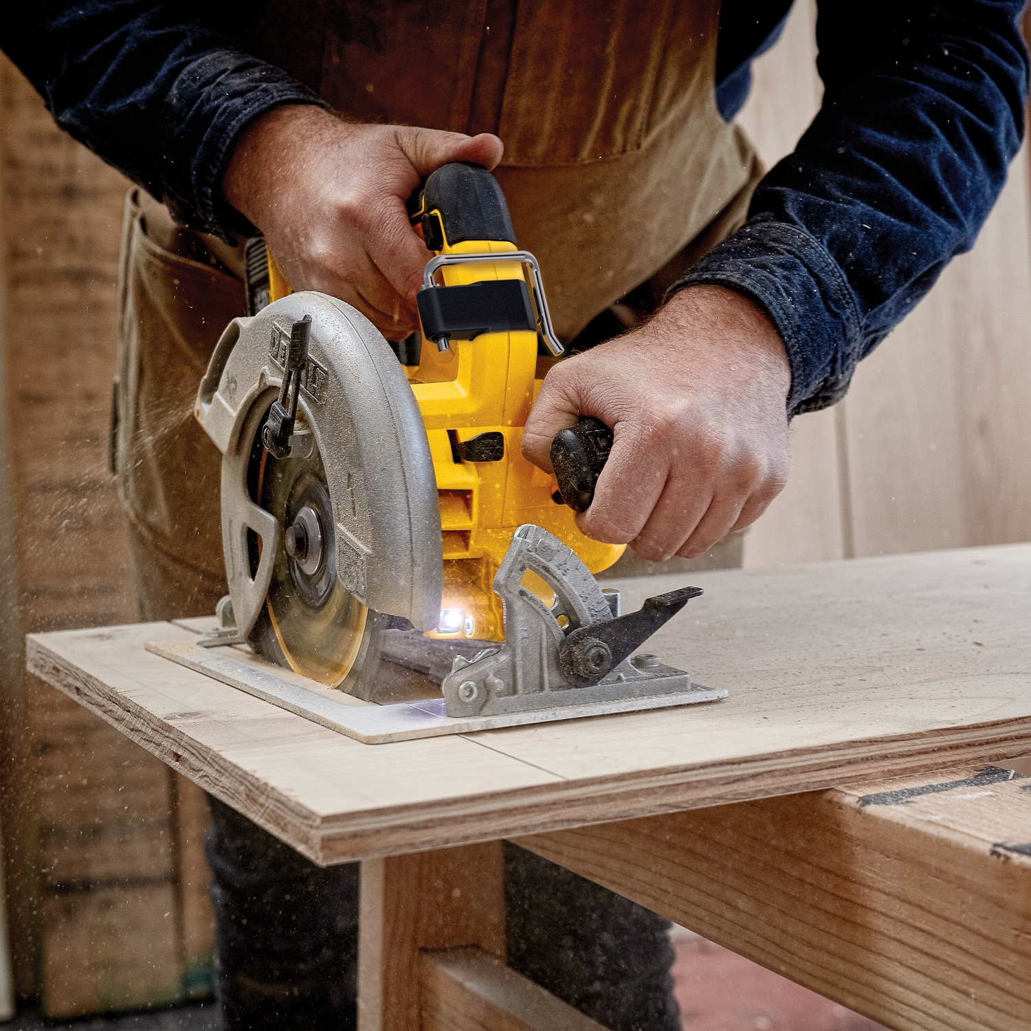 DEWALT XR 20-volt Max 7-1/4-in Brushless Cordless Circular Saw Kit (1- Battery  Charger Included) in the Circular Saws department at