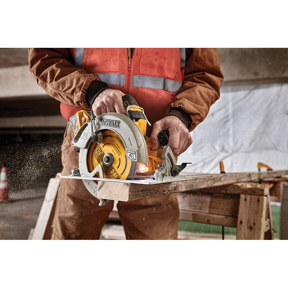 DEWALT XR POWER DETECT 20-volt Max 7-1/4-in Brushless Cordless Circular Saw  Kit (1-Battery  Charger Included) in the Circular Saws department at 