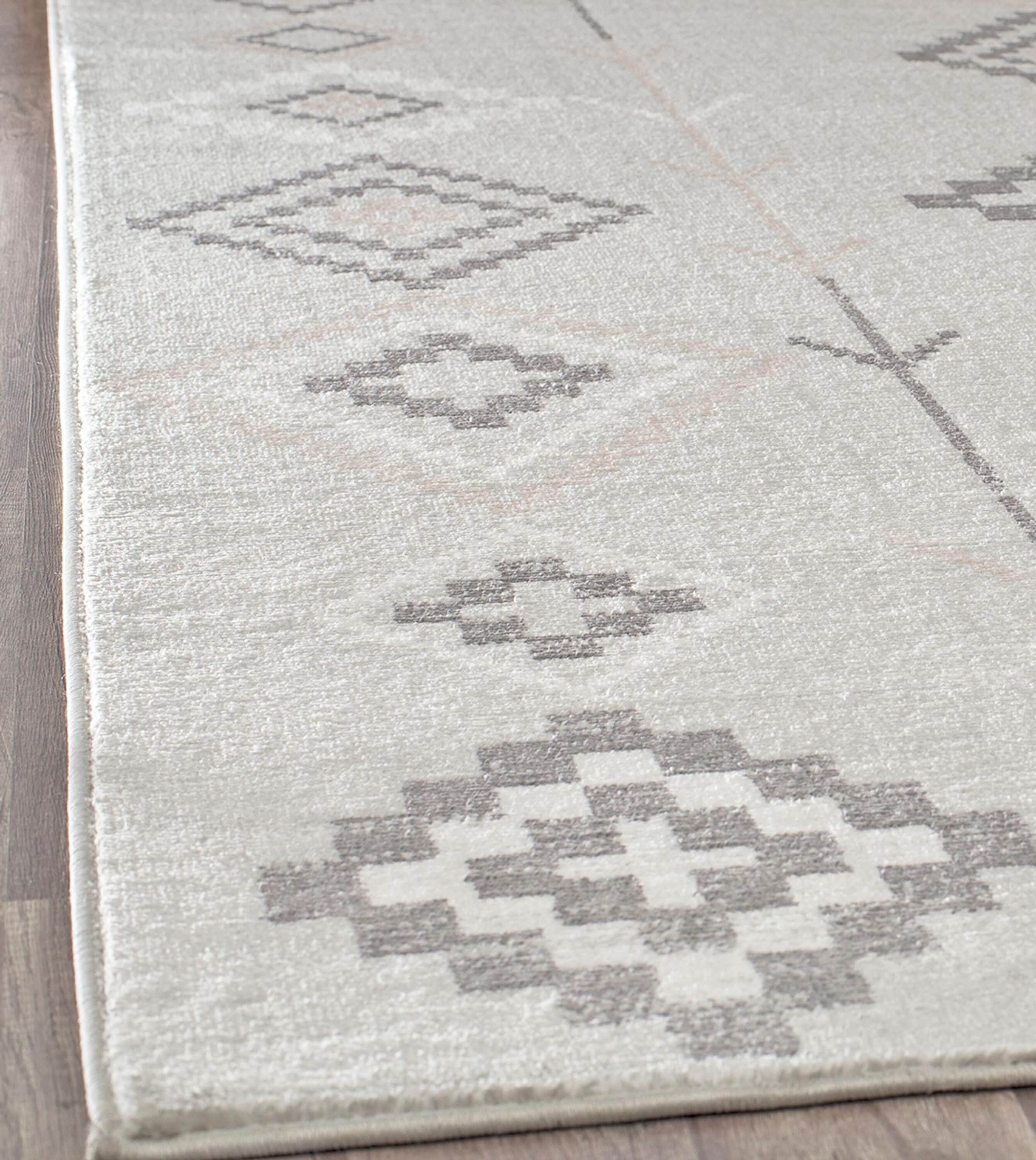 Gray Diamond Pattern Synthetic 2' x 4' Area Rug