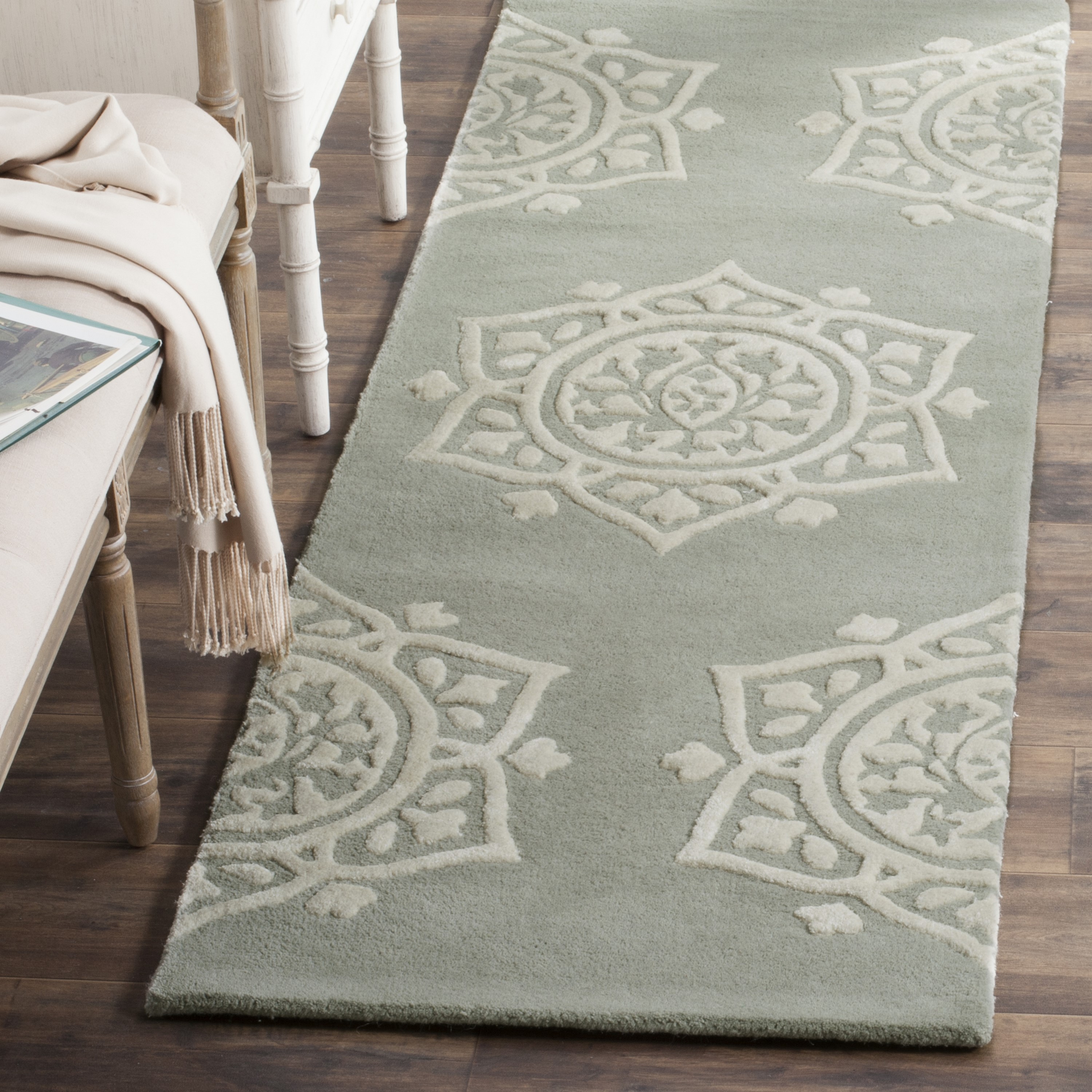 Safavieh BEL136A-27 Bella Zaria 2 x 7 (ft) Tufted Wool Gray/Ivory Rectangular Indoor Medallion Farmhouse/Cottage Runner rug