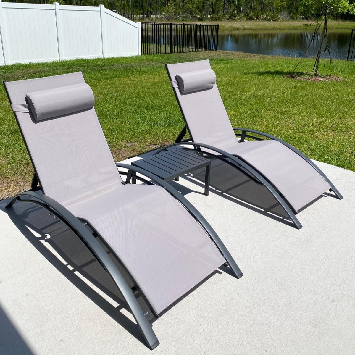 PURPLE LEAF LSMCLS01-LG-4PC Streamlined Stackable Adjustable Chaise lounge With Table Set of 4 Stackable Standard Aluminum Frame Stationary Chaise Lounge Chair with Off-white Cushioned Seat