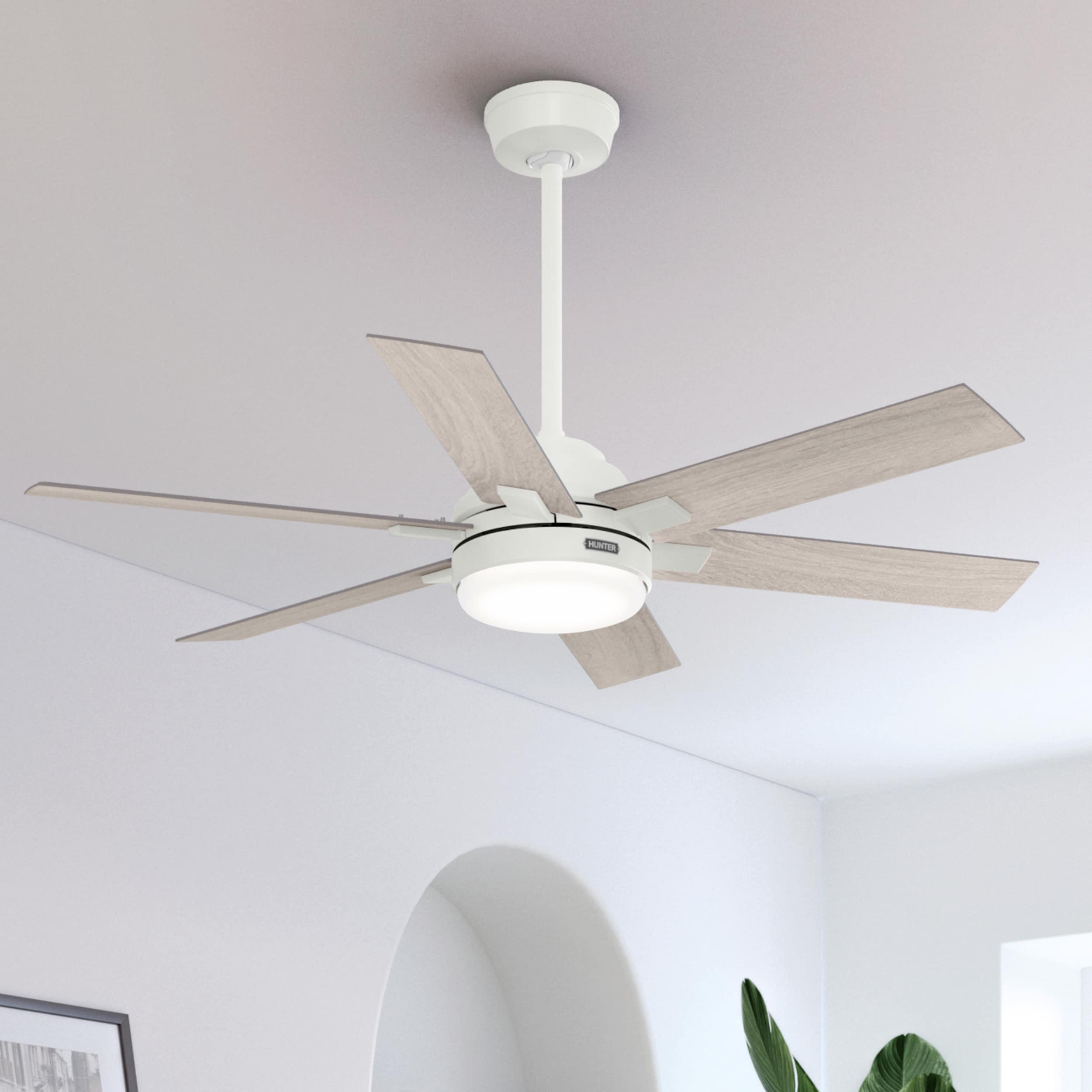 Hunter 52784 Georgetown 52-in Integrated LED Fresh White with Light Oak Blades Ceiling Fan With Light - Remote Included ( 5 -Blade )