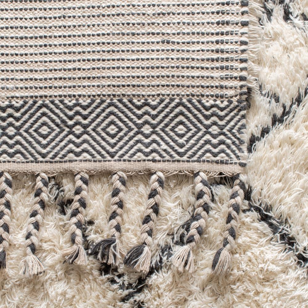 Handmade Ivory Wool Shag 5' x 8' Area Rug with Tasseled Ends
