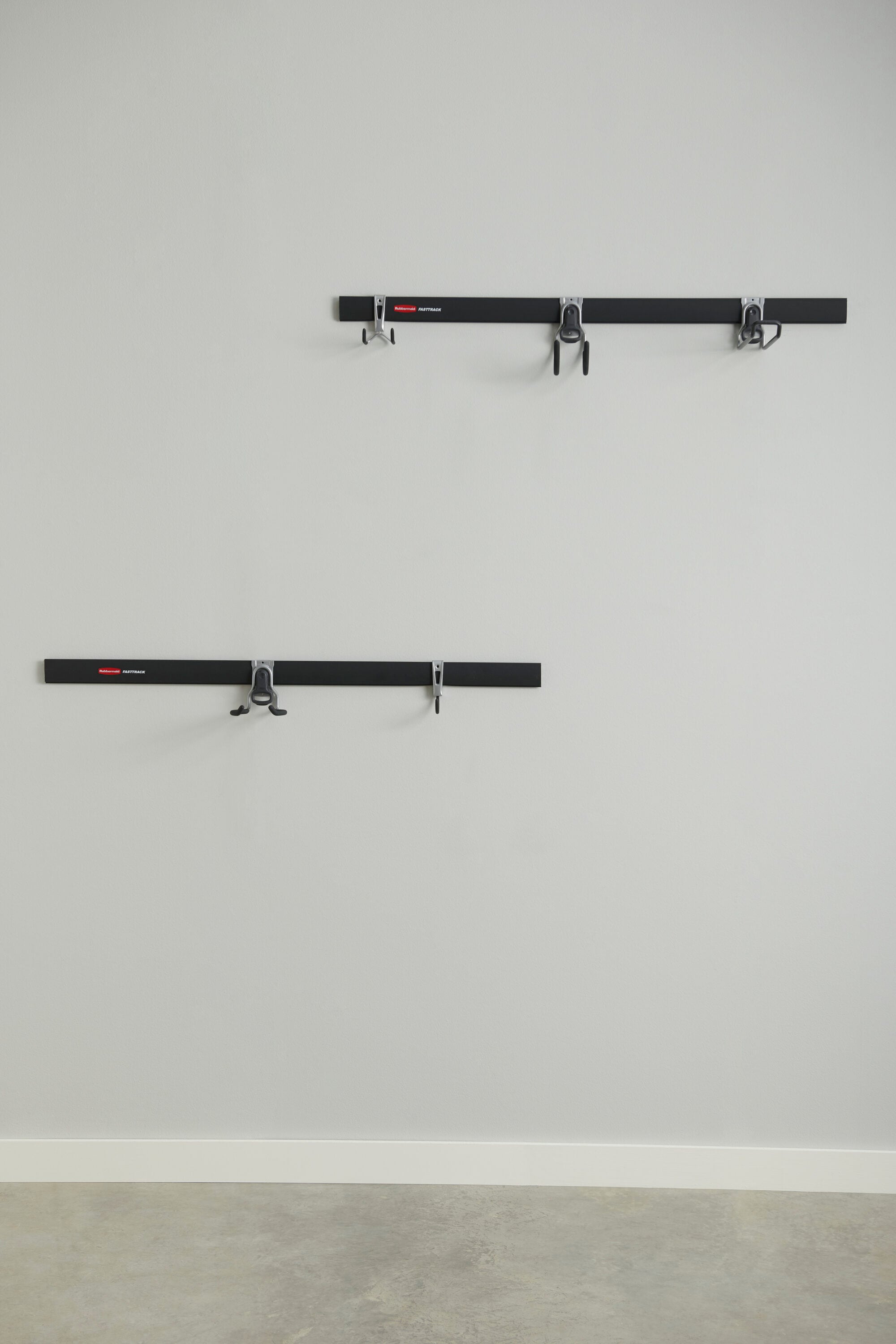 Rubbermaid FastTrack Garage 7-Piece Black/Silver Steel Multipurpose Storage  Rail System at