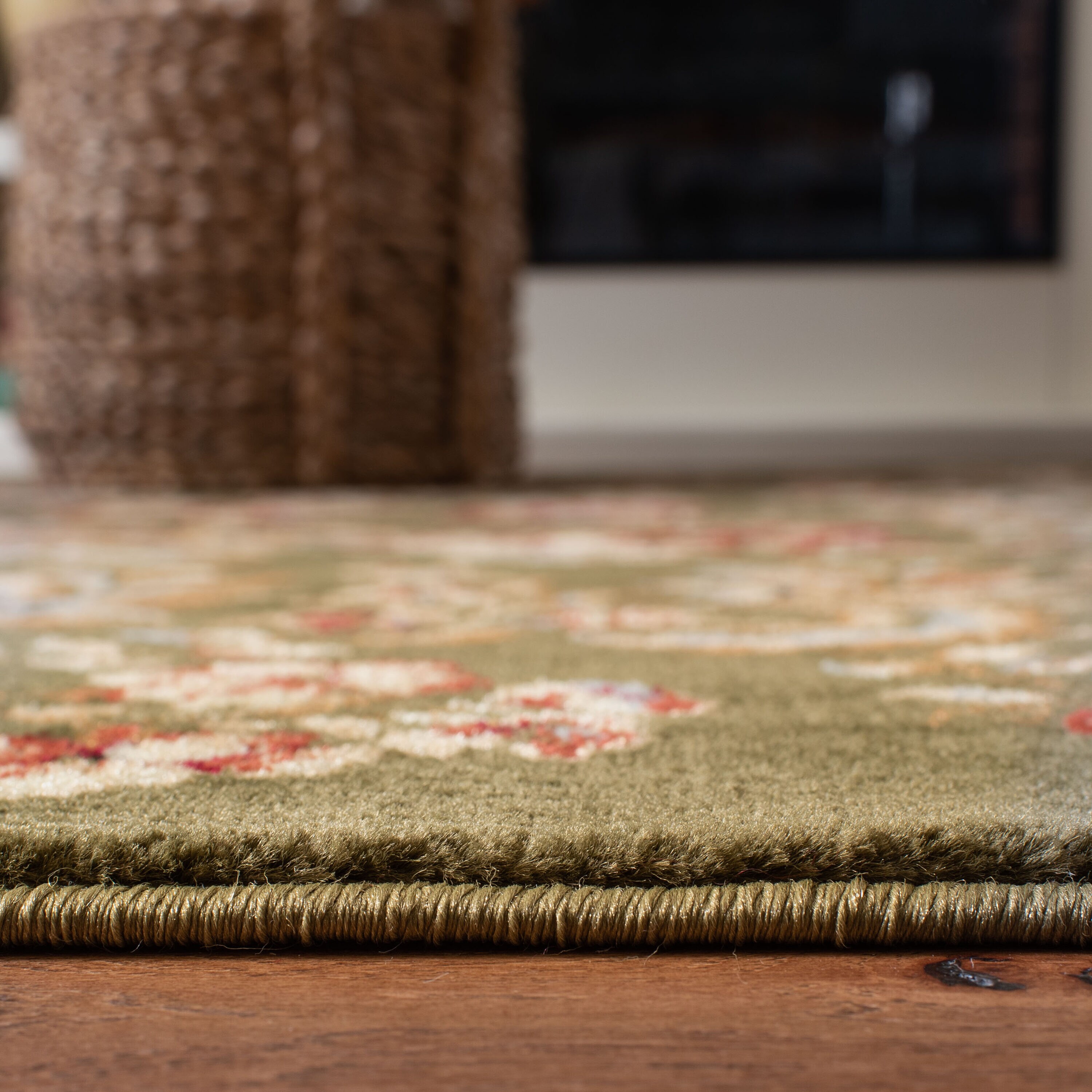 Handmade Sage and Red Synthetic Floral Area Rug, 5'3" x 7'6"