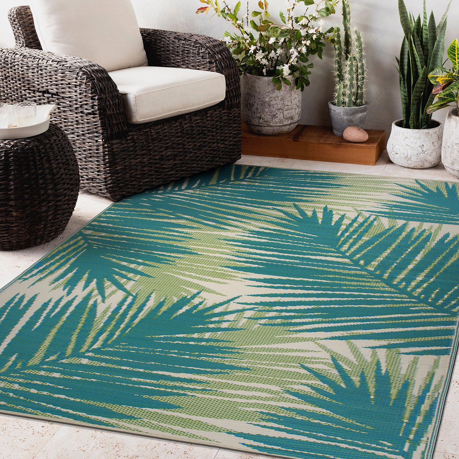 Green Tropical Floral Reversible Synthetic Indoor/Outdoor Rug 5' x 7'