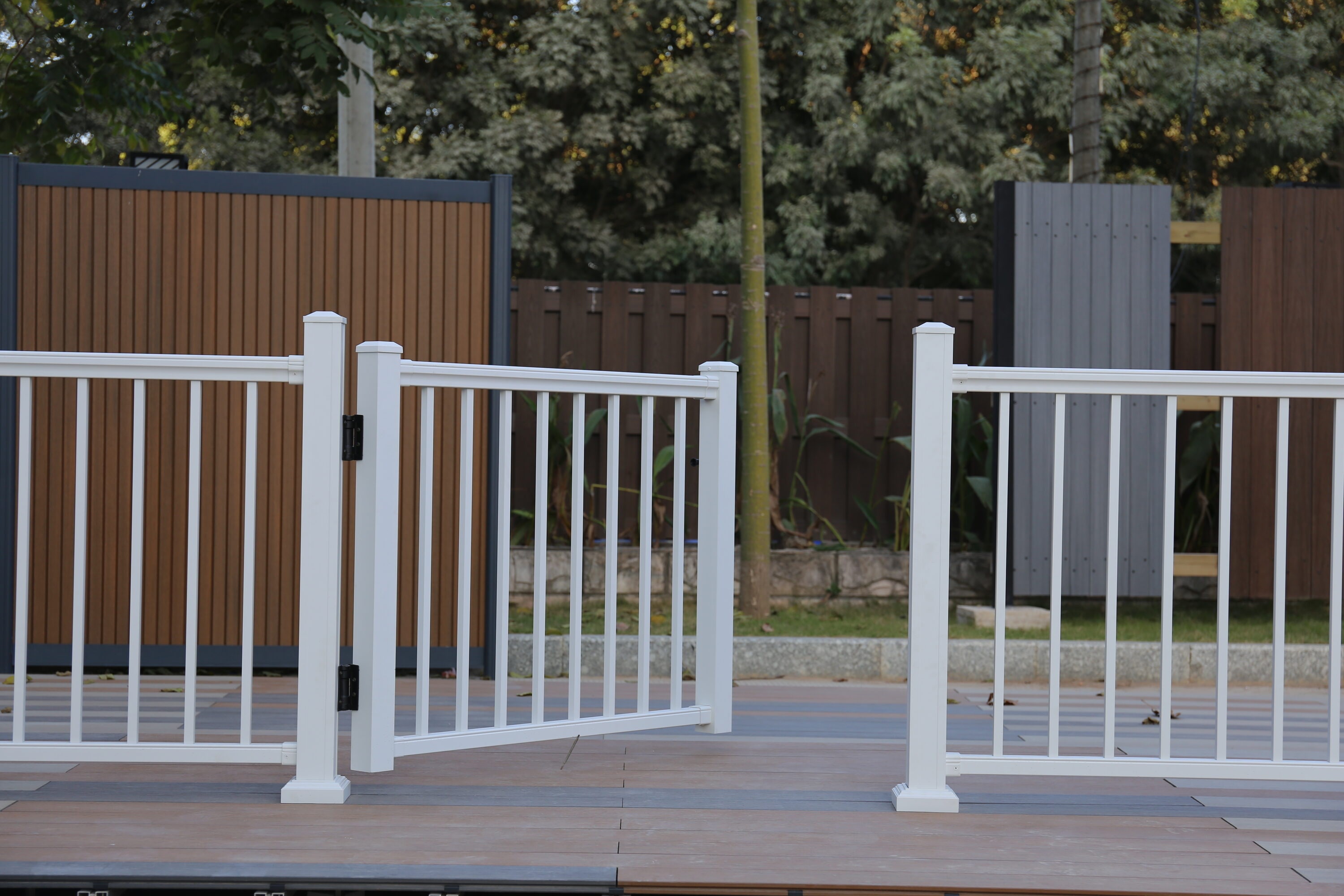 NewTechWood AL-36-GATE-BLK railings - View #4