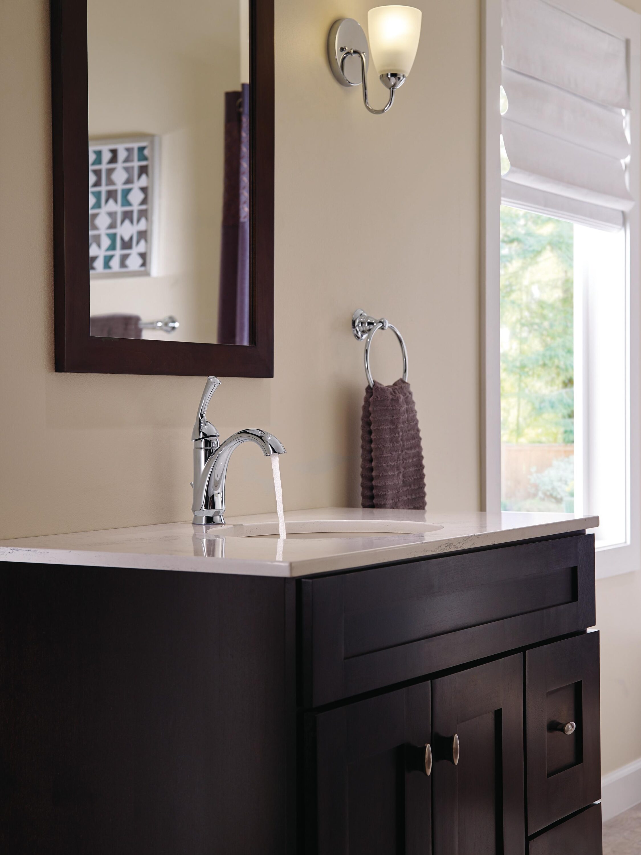 Chrome Single Hole Modern Bathroom Faucet with Drain Assembly