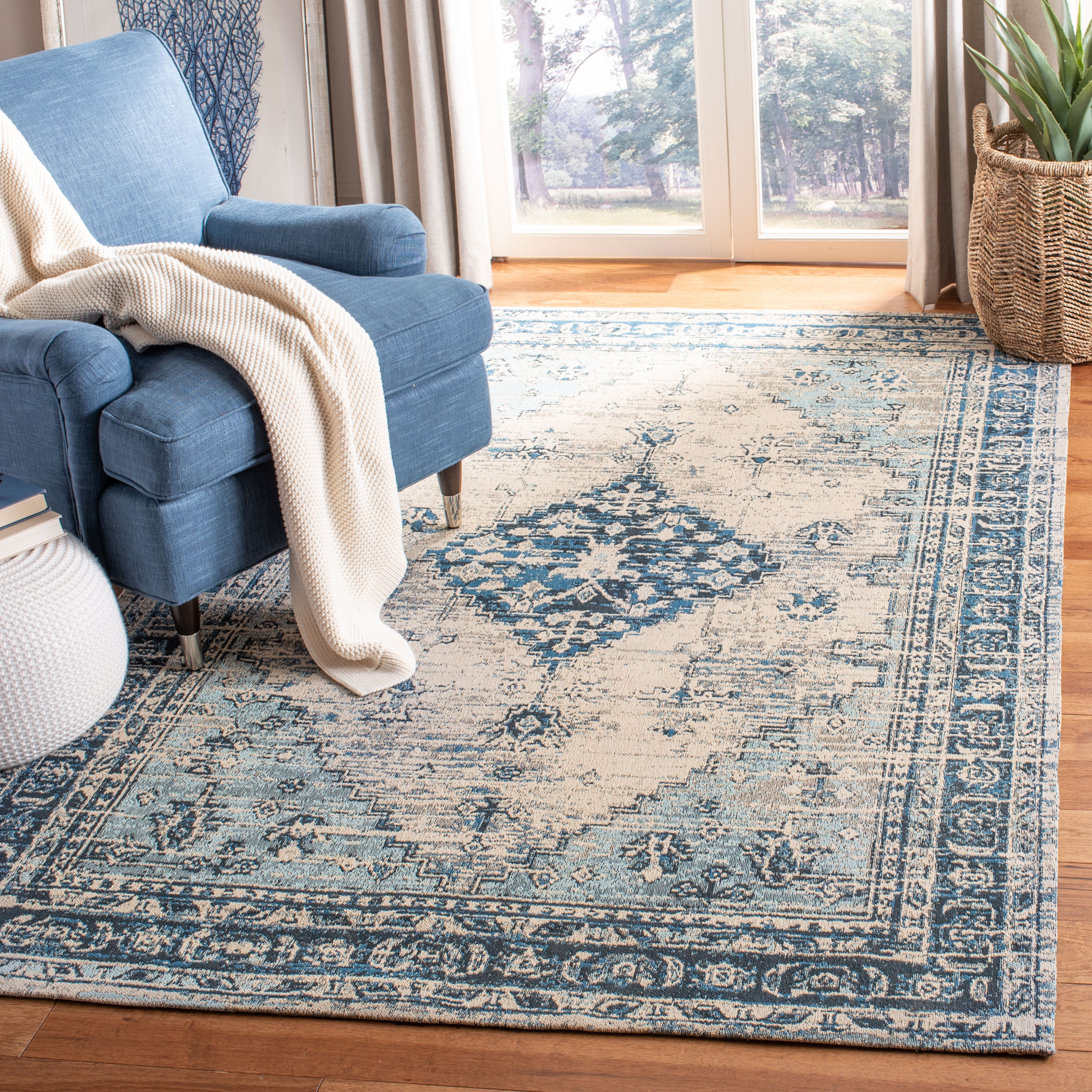 Safavieh CLV113M-4 Classic Vintage Hayla 4 x 6 (ft) Loomed Polyester Blue Rectangular Indoor Distressed/Overdyed Vintage Area rug