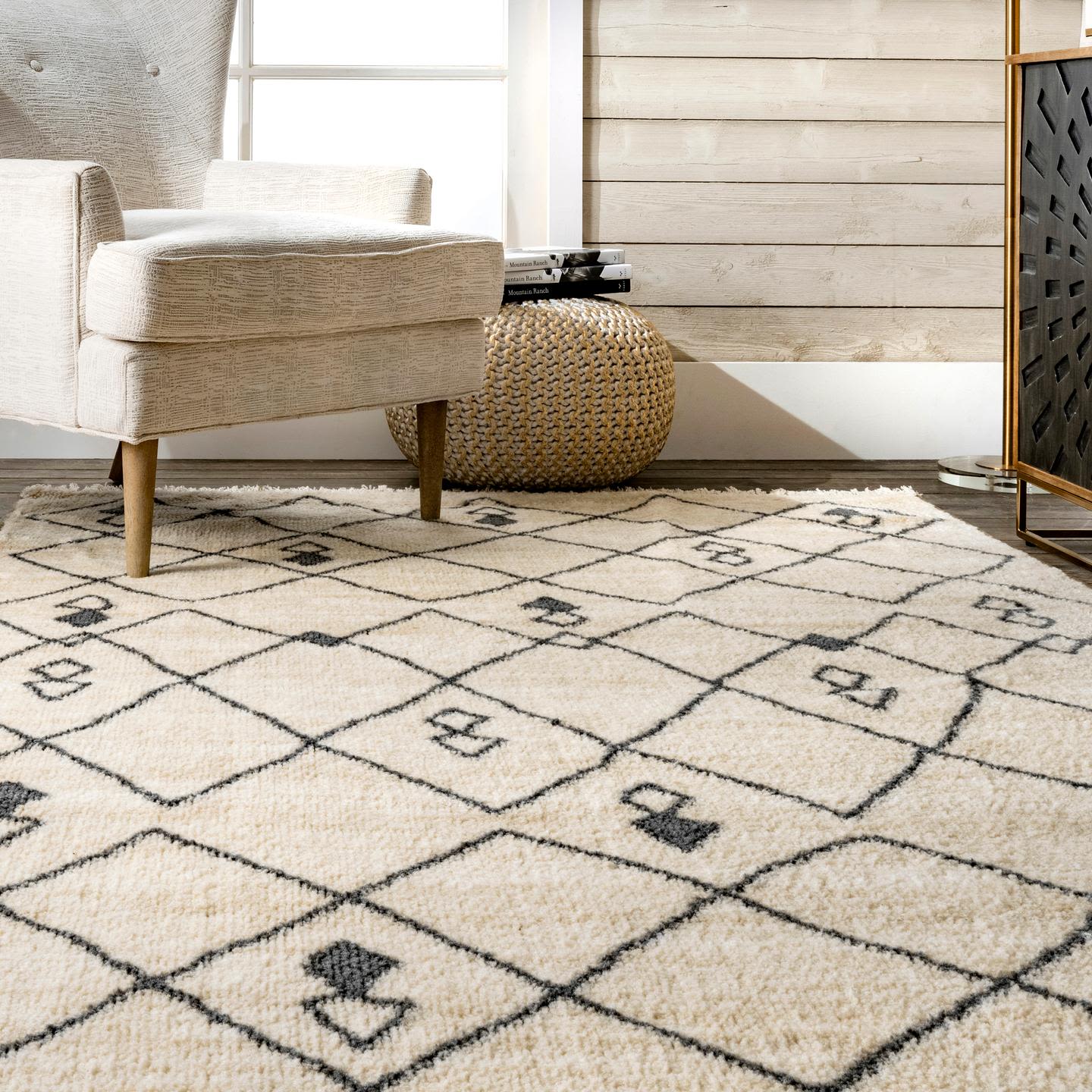 Beige and Black Synthetic Trellis Area Rug 4' 4" x 6'