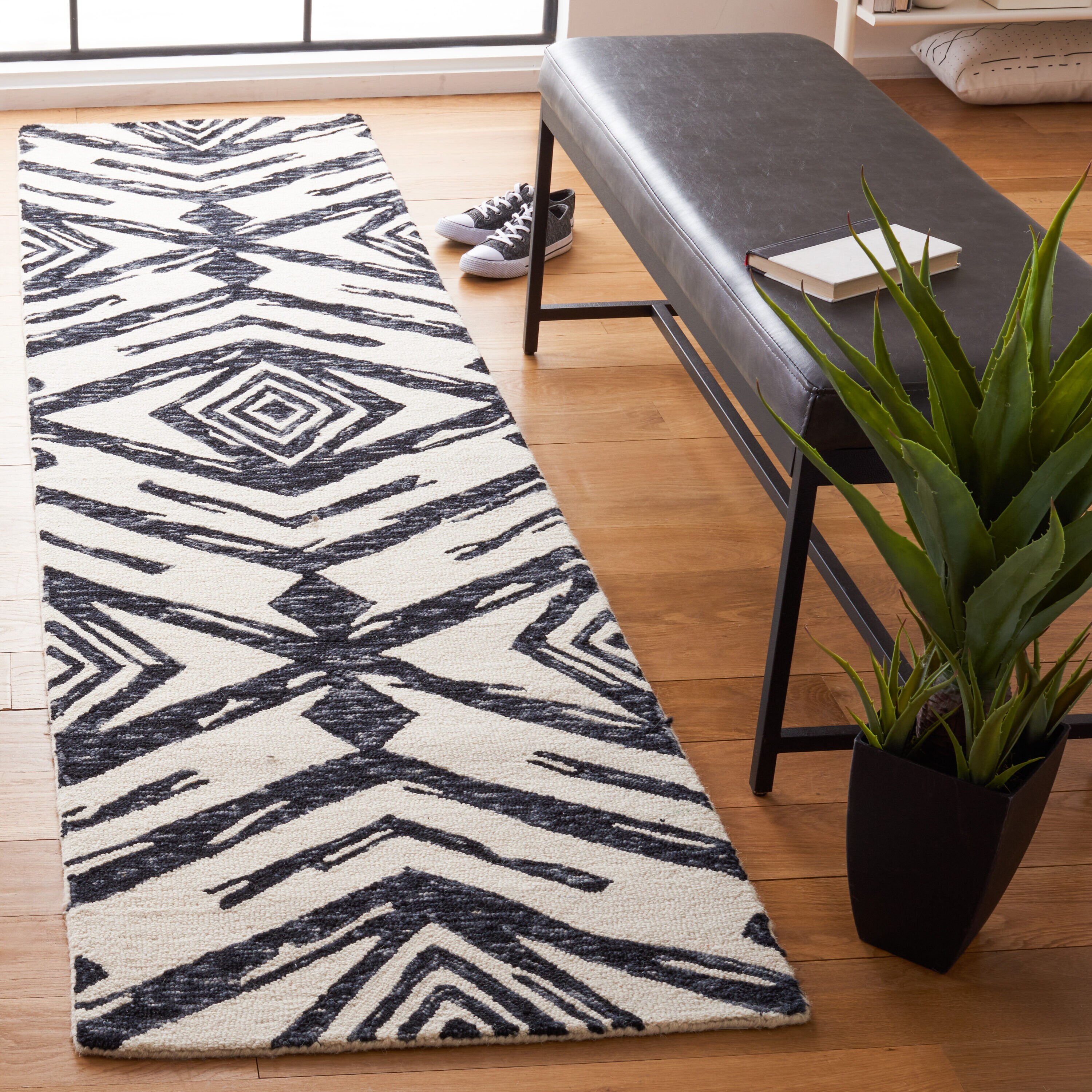  Metro 402 Black/Ivory Contemporary 2Ft-3In x 9Ft Runner Rug