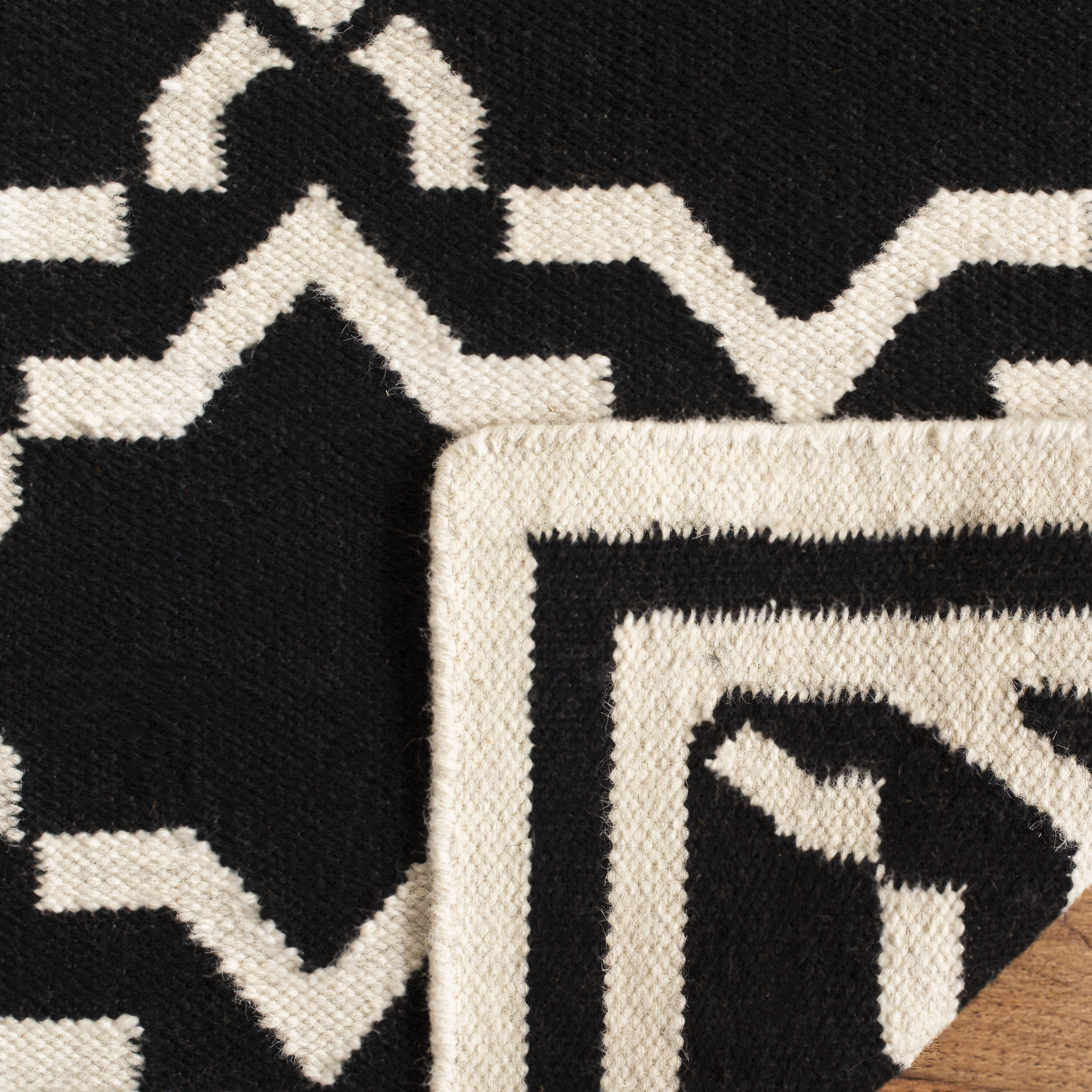 Safavieh DHU545L-5 rugs - View #3
