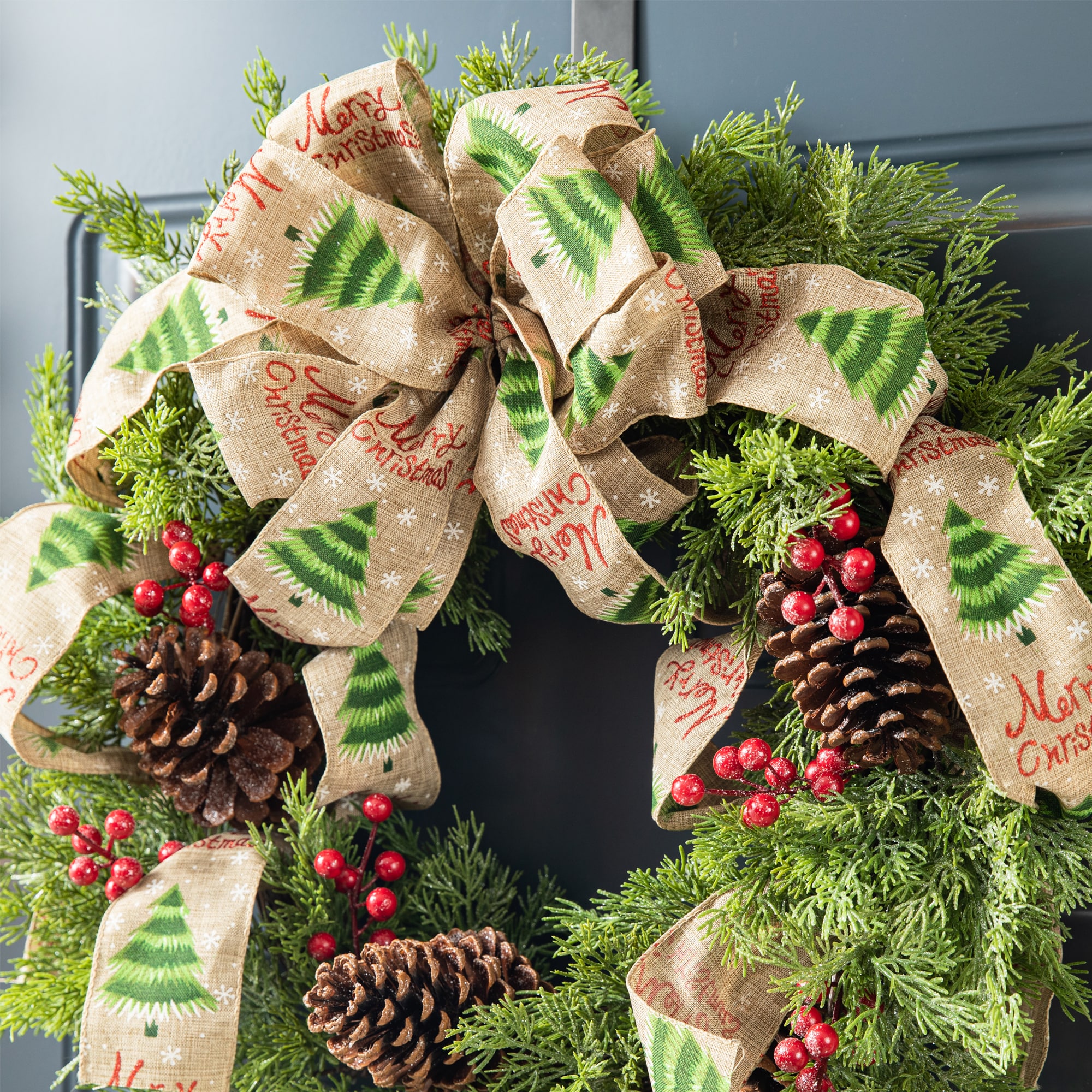 Glitzhome 24-in Indoor Green Pinecones Artificial Christmas Wreath in the  Artificial Christmas Wreaths department at