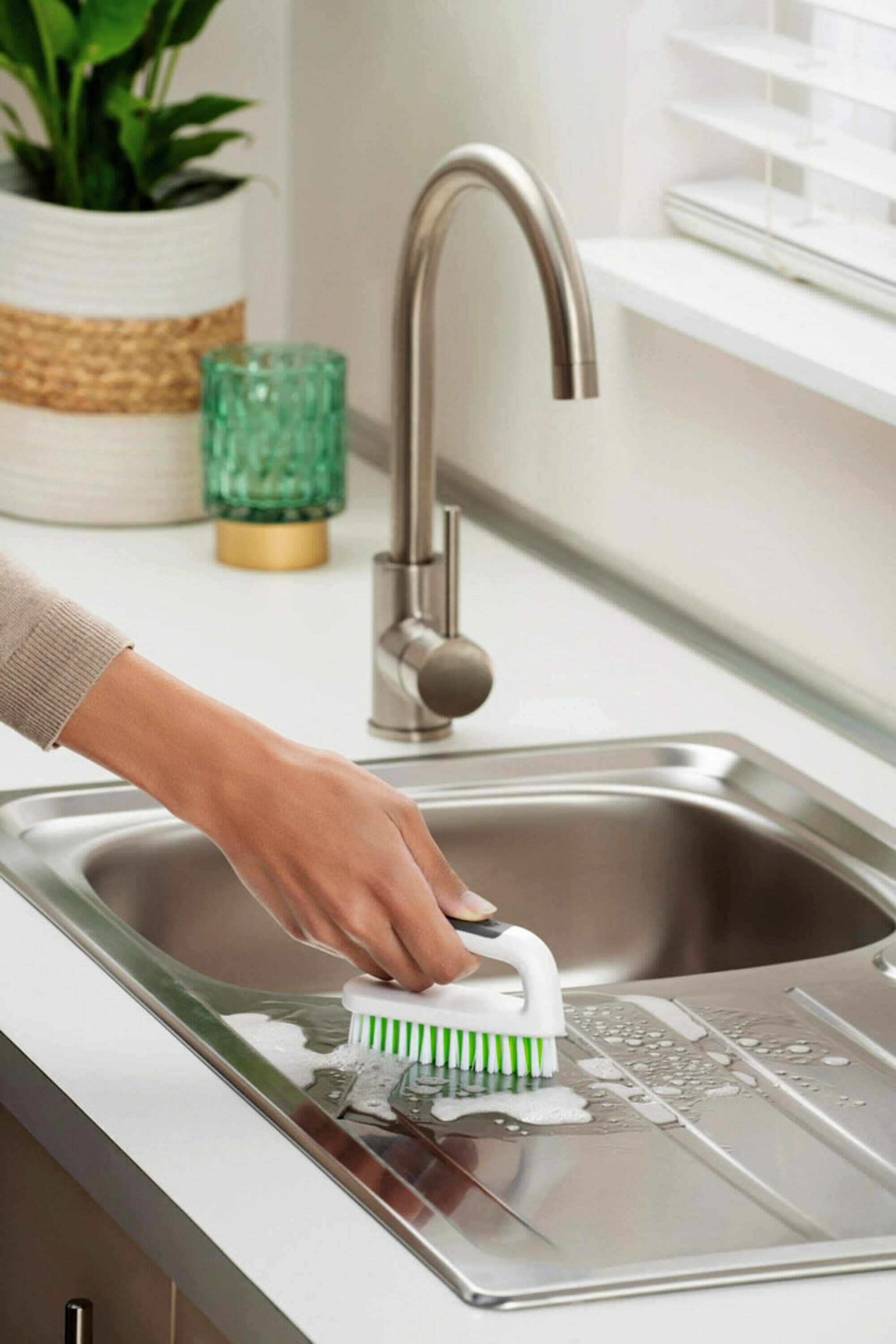 Smart Design Non Scratch Grout Brush - Non-Slip Handle - Long Lasting Bristles - Odor Resistant - Cleaning Kitchen Bathroom Tile Grout, Shower Door