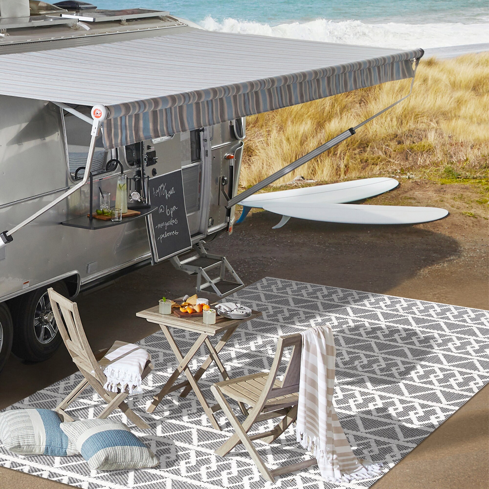 Aylan Black and Ivory Geometric Synthetic Indoor/Outdoor Rug
