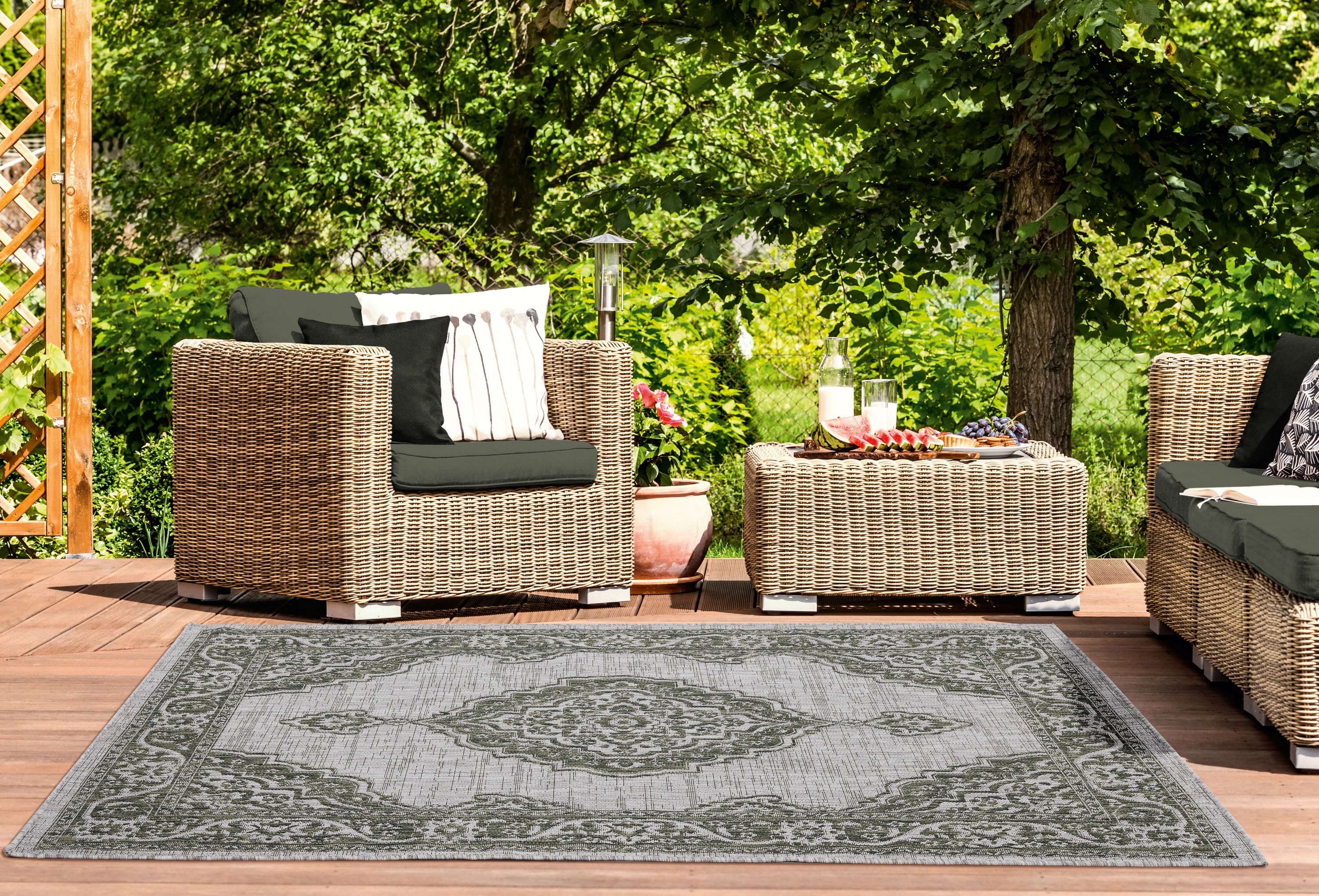 United Weavers Of America 3900 10245 912 Augusta 8 x 11 (ft) Polypropylene Green Rectangular Indoor Medallion Area rug