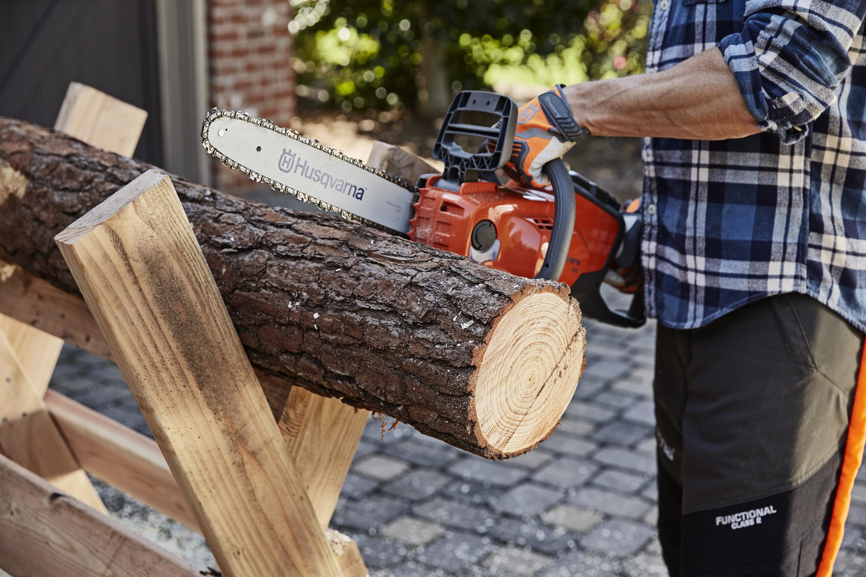 Husqvarna 120i 40volt Max 14in Brushless Cordless Electric Chainsaw 4 Ah (Tool Only) in the