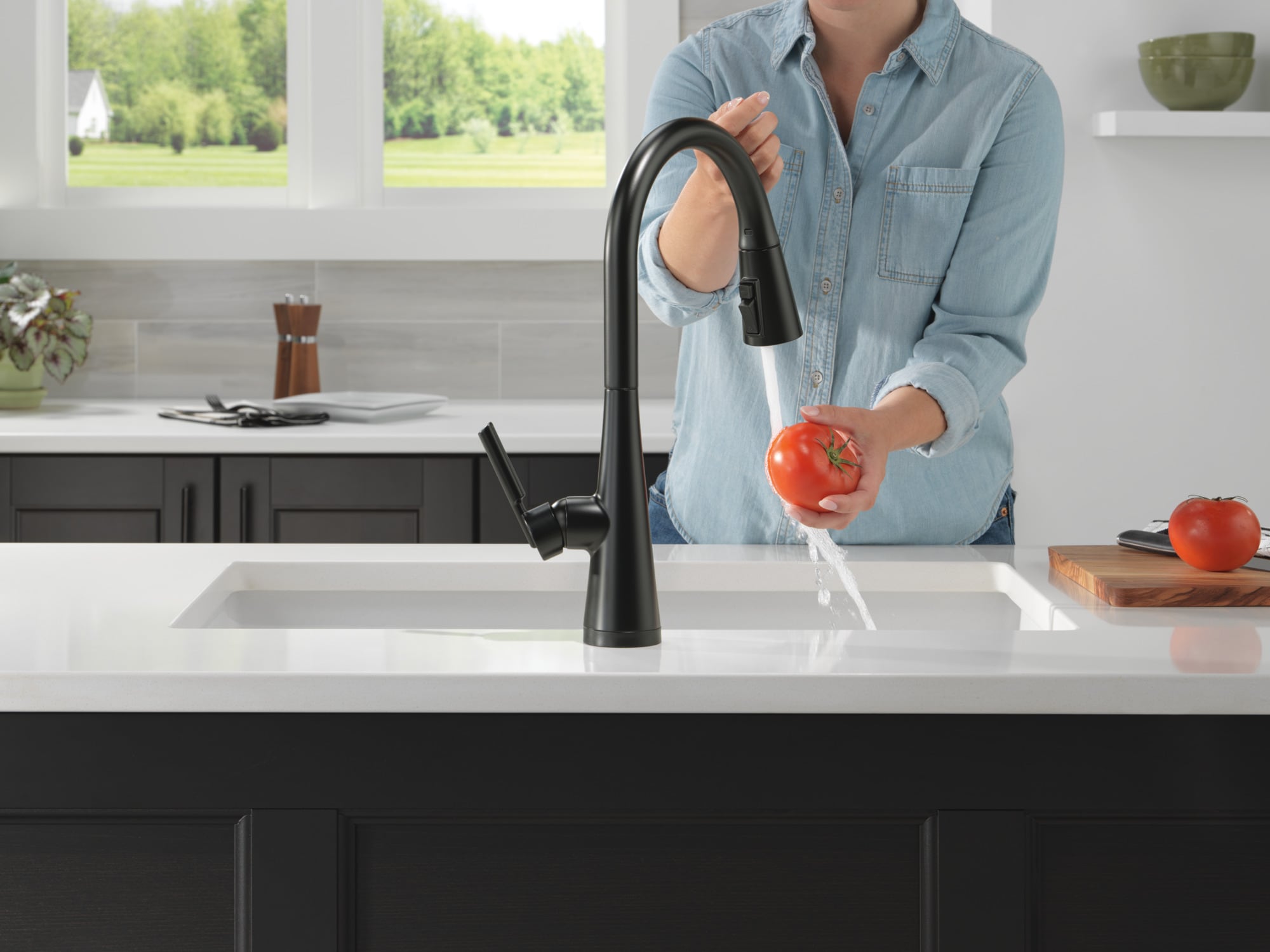 Delta Kylo Touch2O Black Single Handle Touch-on Pull-down Kitchen ...