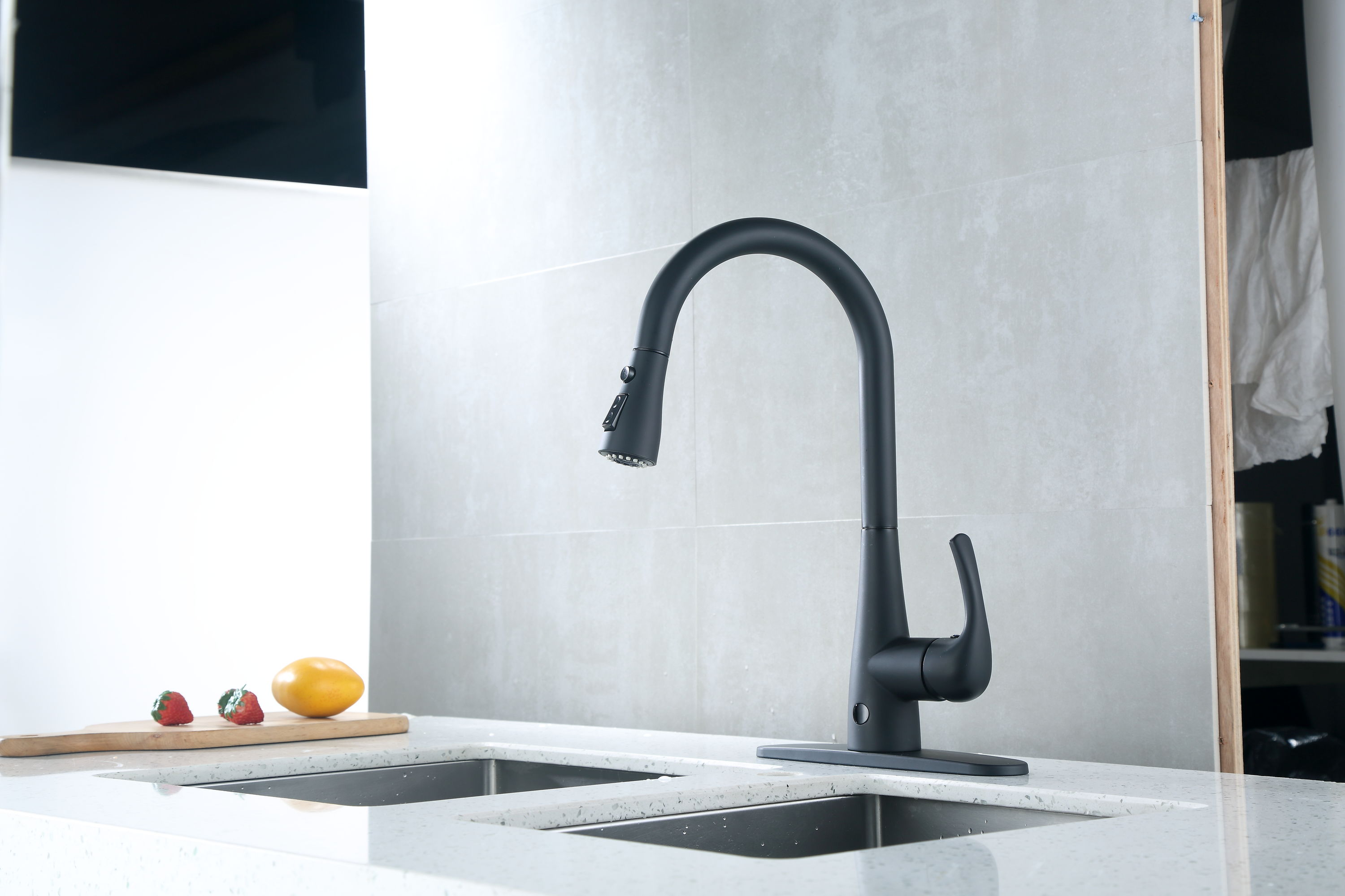 Leeds Matte Black Stainless Steel Pull-Down Kitchen Faucet