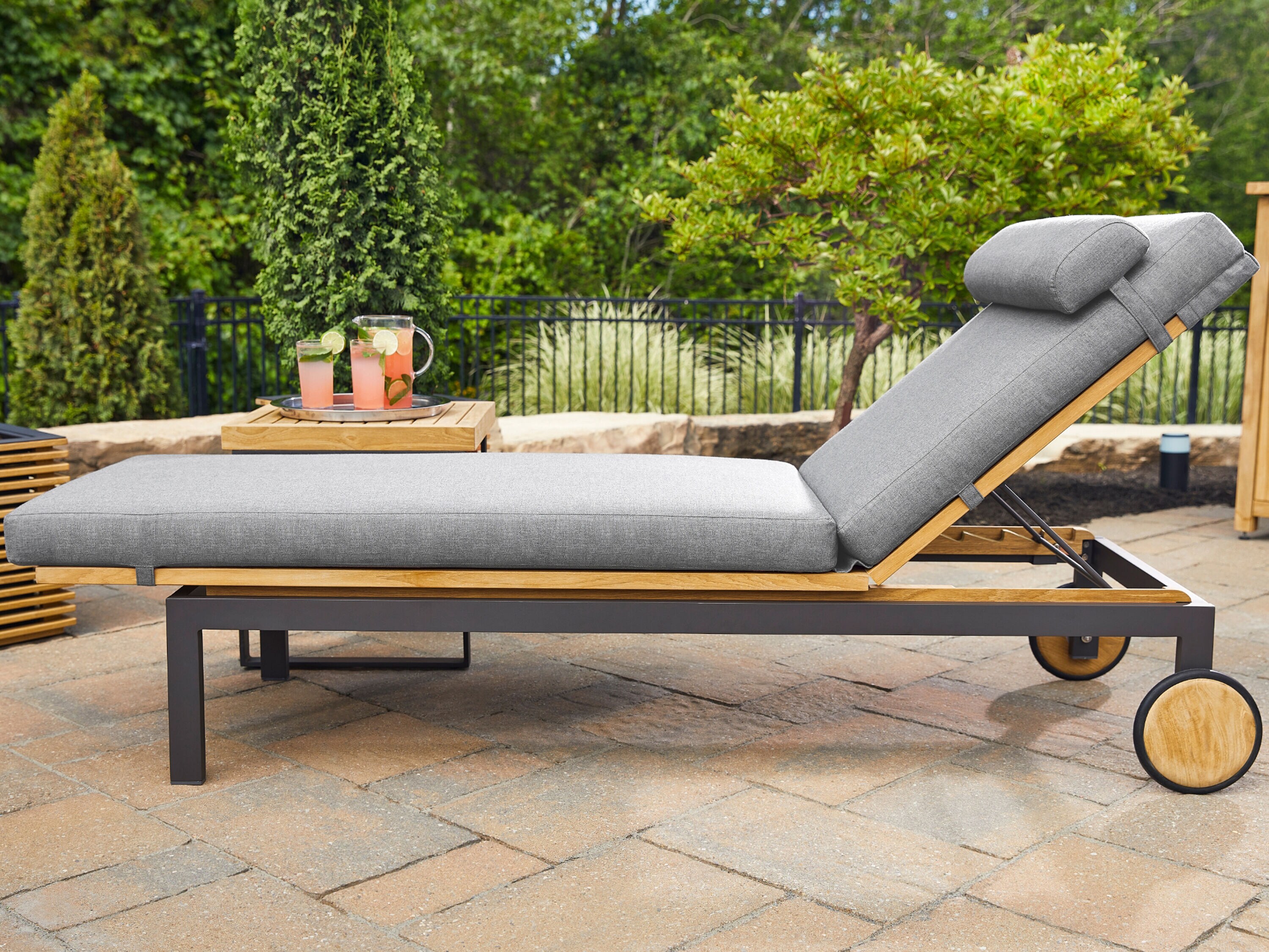 Sunbrella pool lounge online chairs