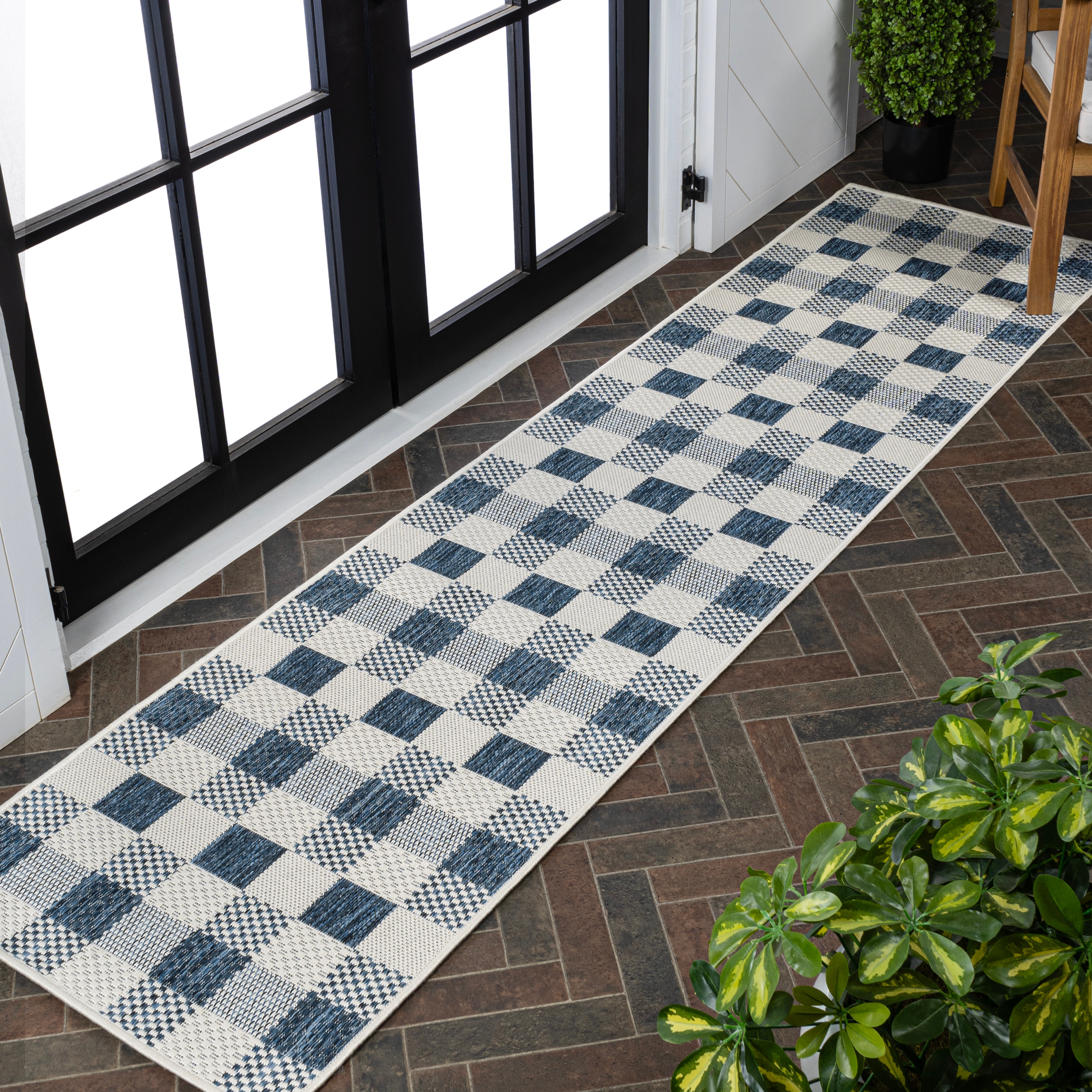 JONATHAN  Y TSN201C-28 TUSCAN SUN Darcy Bold Gingham 2 x 8 (ft) Loomed Polypropylene Navy/Cream Rectangular Indoor/Outdoor Geometric Farmhouse/Cottage Runner rug