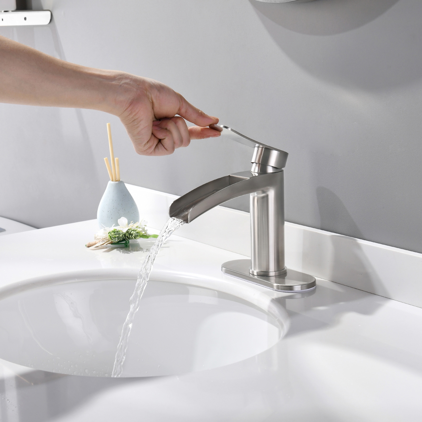 Brushed Nickel Single Handle Bathroom Faucet with Metal Drain Assembly