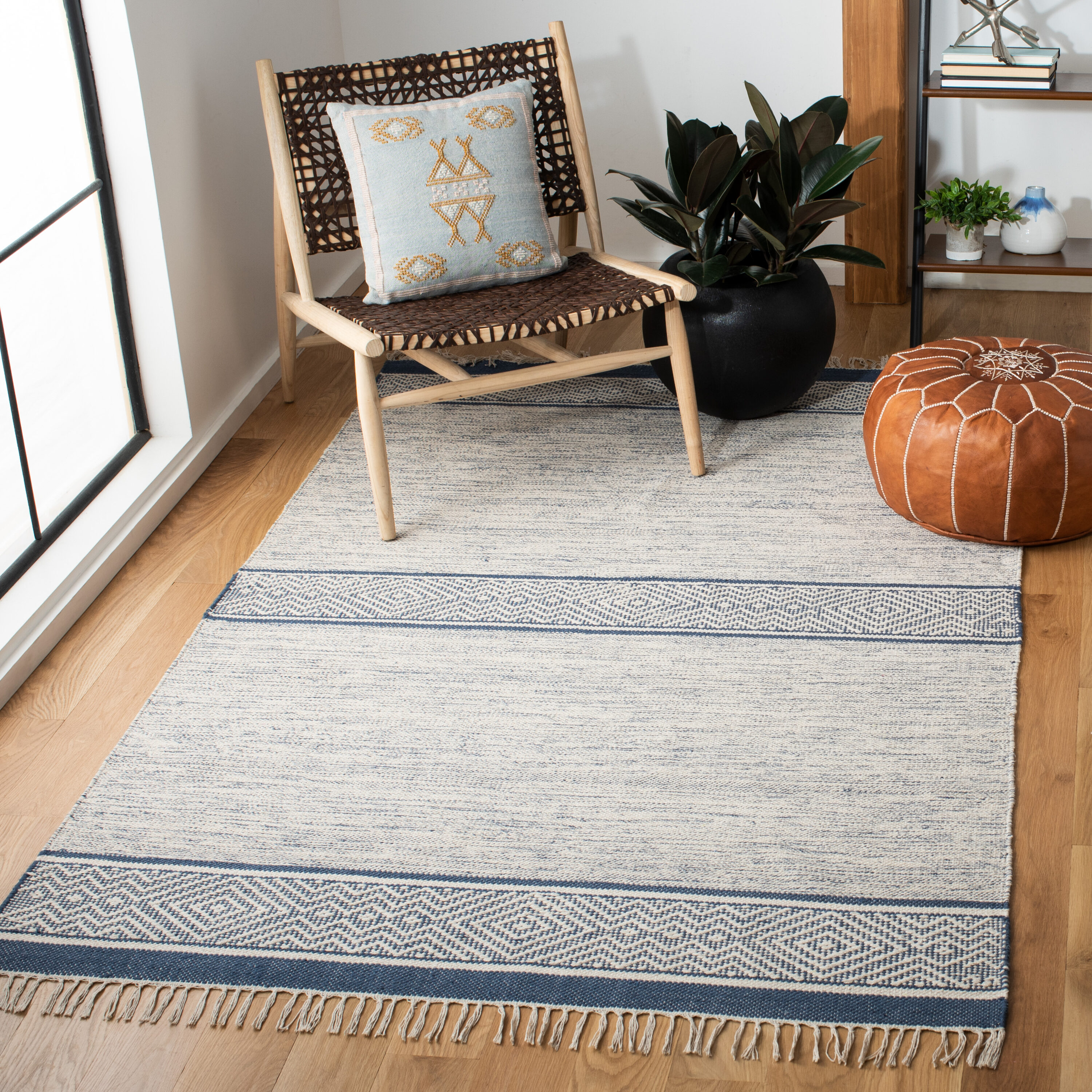  Montauk 651 Ivory/Navy Bohemian 5ft x 8ft Medium Rectangle Rug