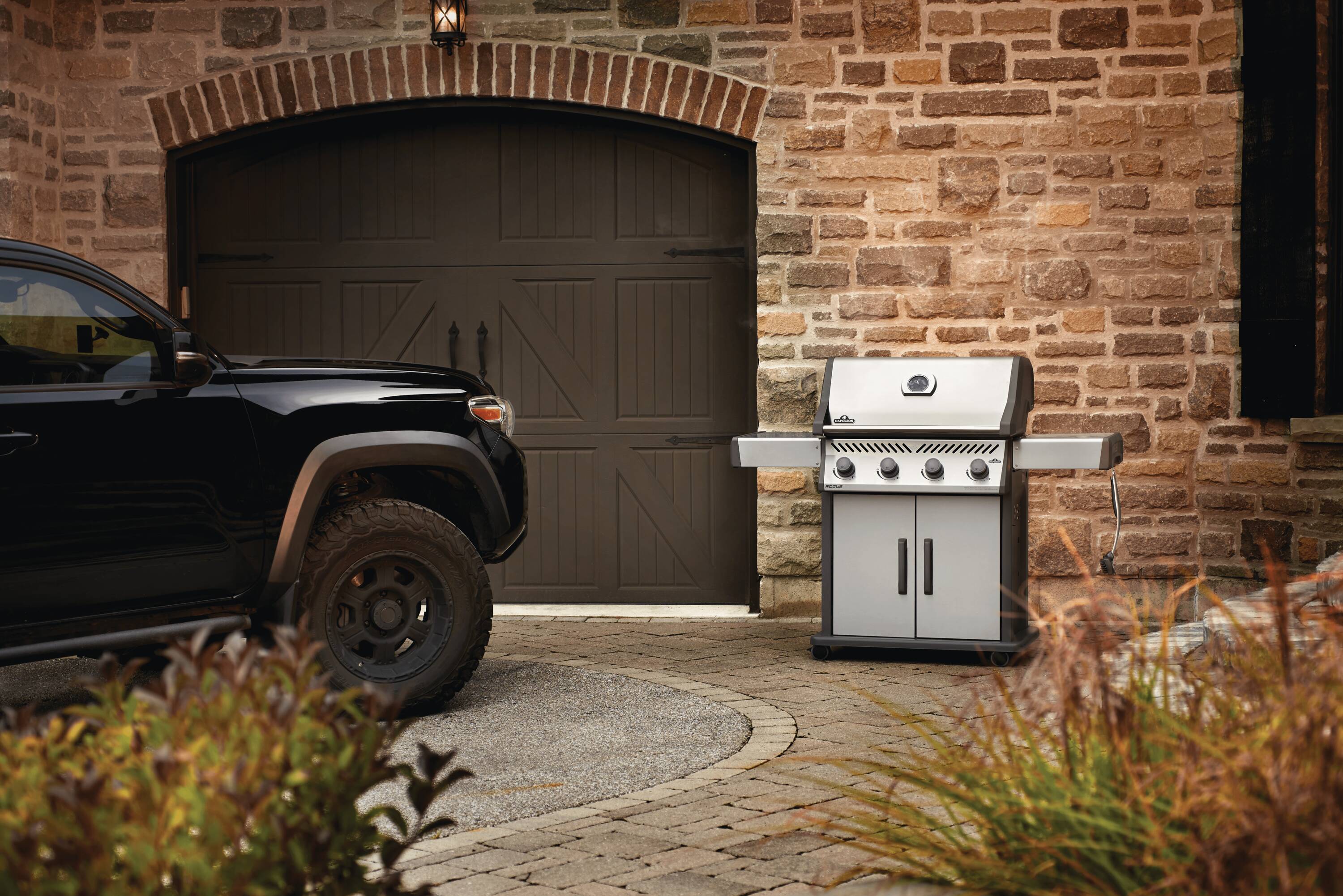 NAPOLEON Rogue XT 525 Stainless Steel 4-Burner Natural Gas Grill with Integrated Smoker Box