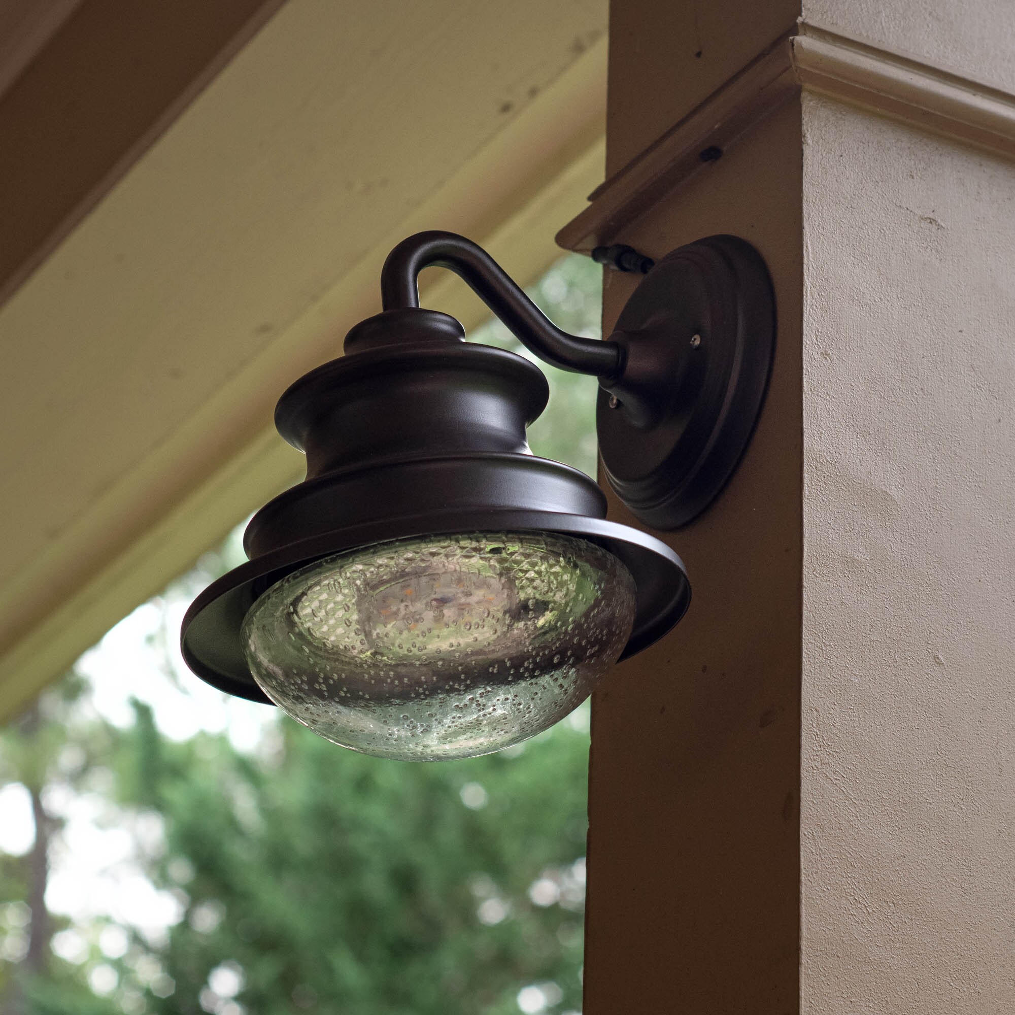 gama sonic solar barn light