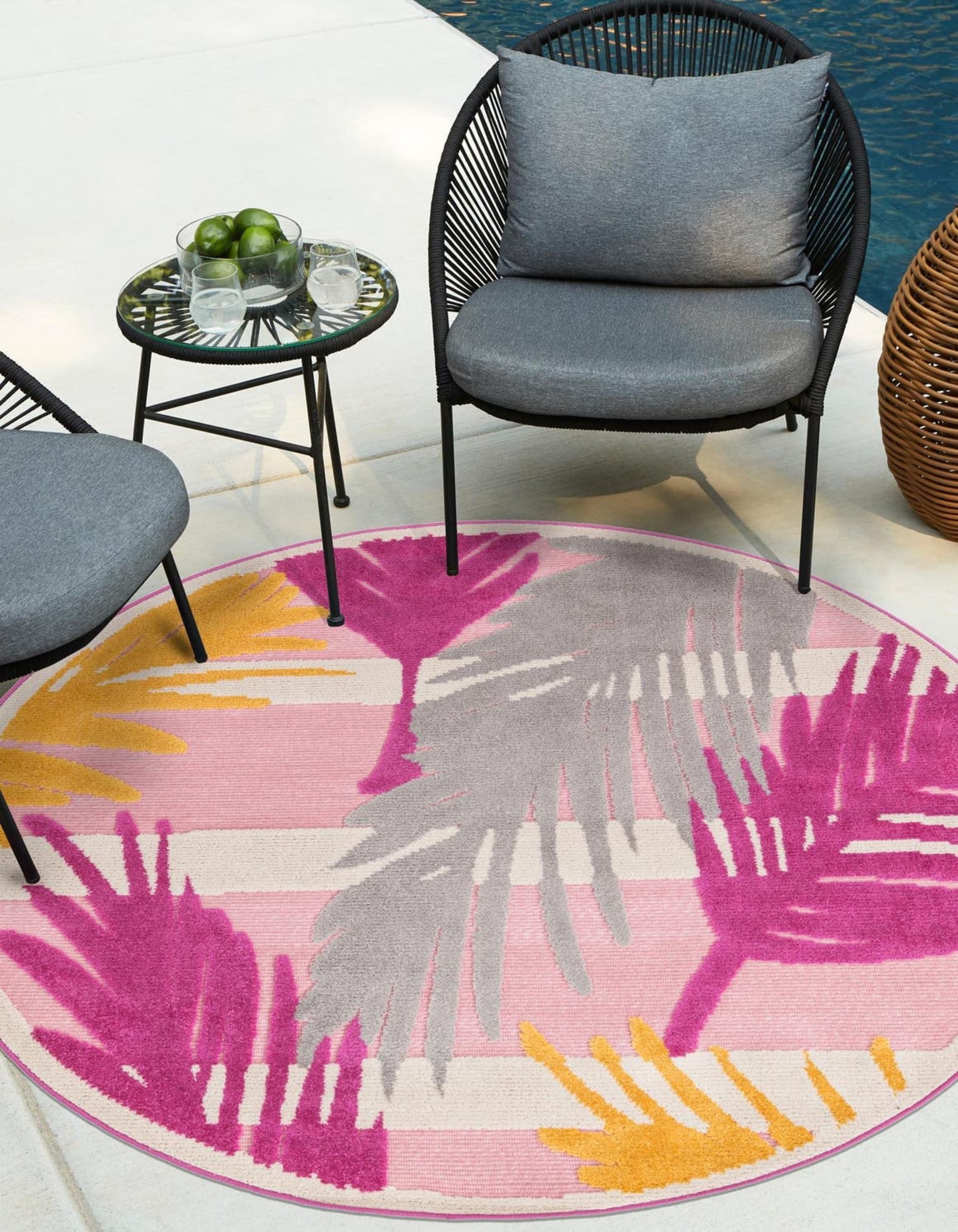 Unique Loom 3171239 Aruba Outdoor 5 x 5 (ft) Loomed Polypropylene Pink Round Indoor/Outdoor Floral/Botanical Area rug