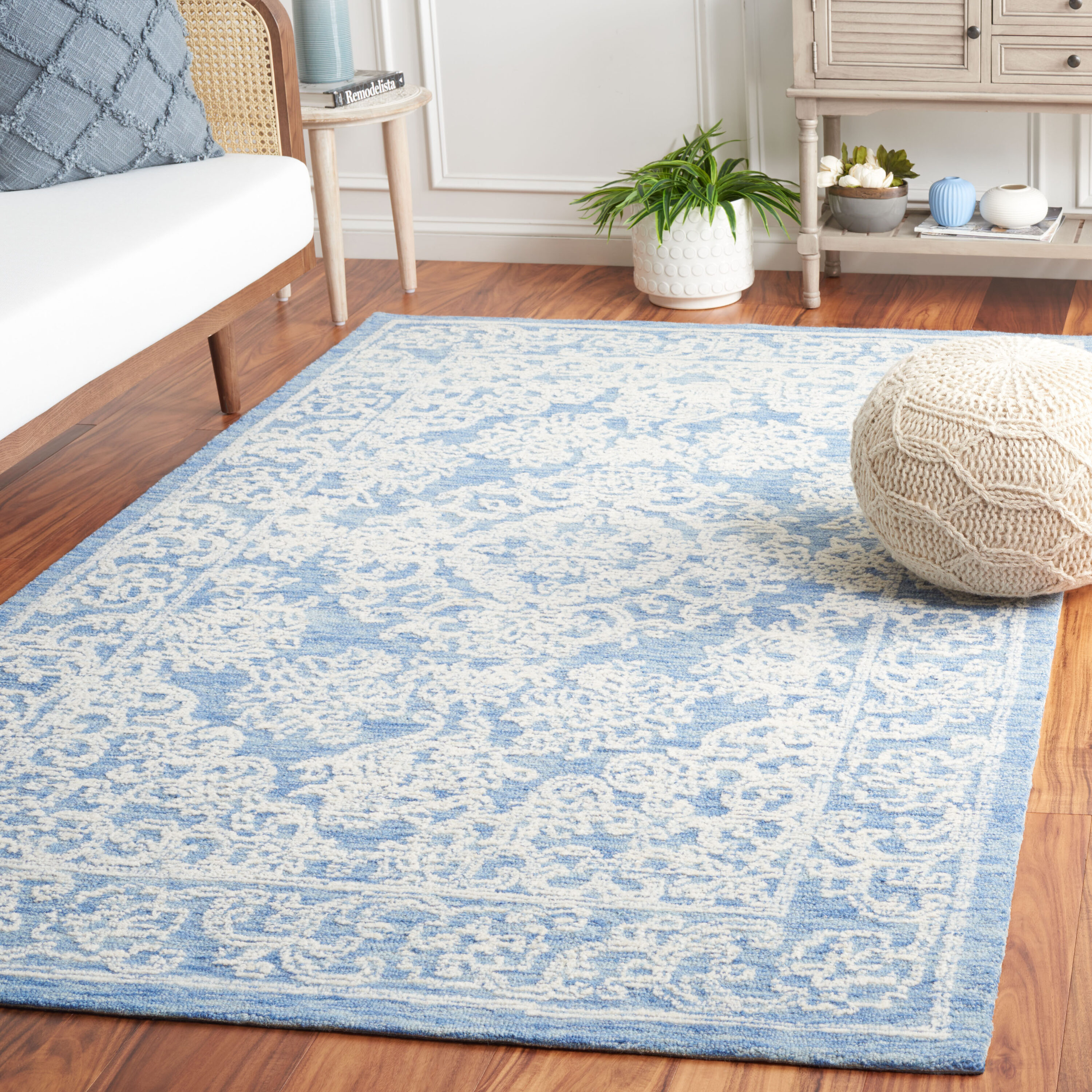  Ebony 308 Ivory/Blue Traditional 4ft x 6ft Small Rectangle Rug
