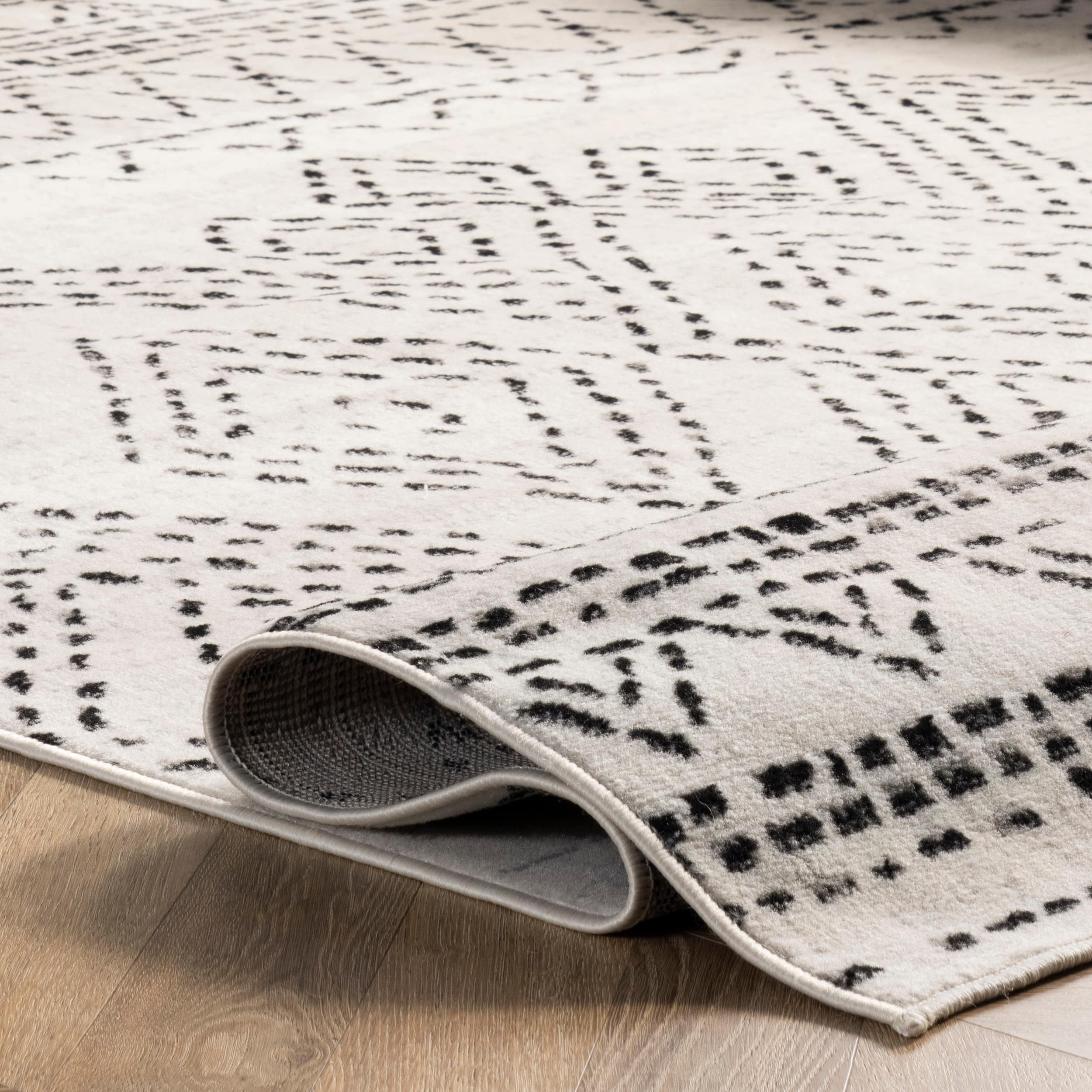 Olivia Moroccan 4' x 6' Black and White Synthetic Area Rug