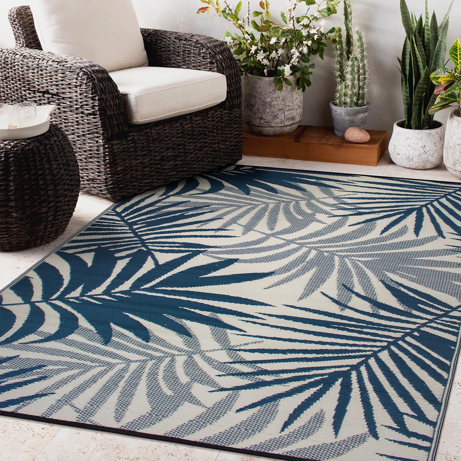 Blue Floral Reversible Synthetic 5' x 7' Indoor Outdoor Rug